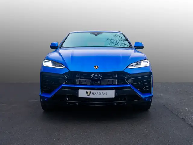 Lamborghini Urus view 5