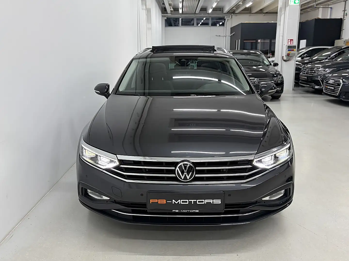 Volkswagen Passat Variant Business 2.0 TDI DSG Matrix AHK RFK ACC Assistenz Grau - 2