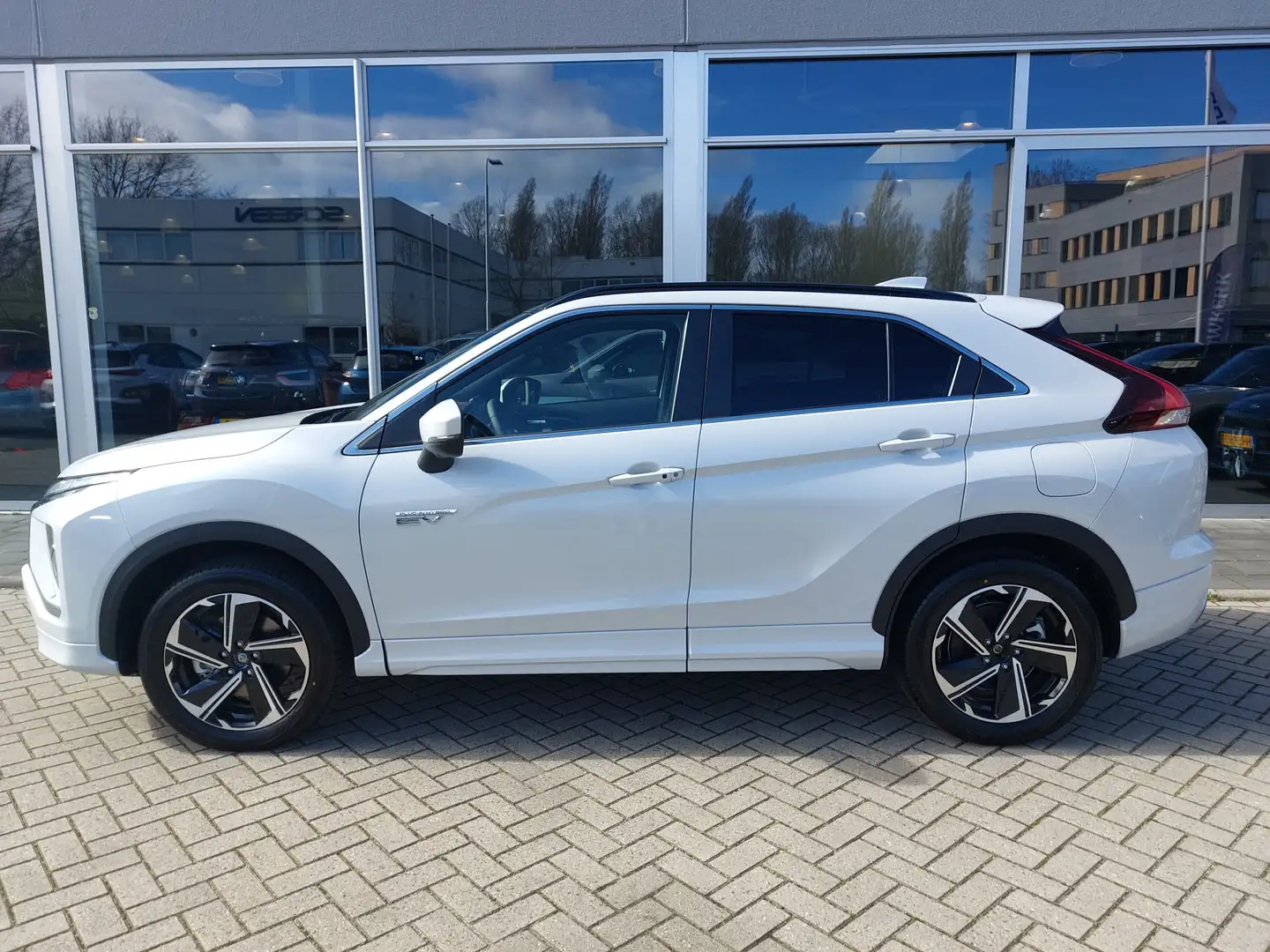 Mitsubishi Eclipse Cross 2.4 PHEV Instyle VAN € 49.140,- VOOR € 43.930,- Wit - 2