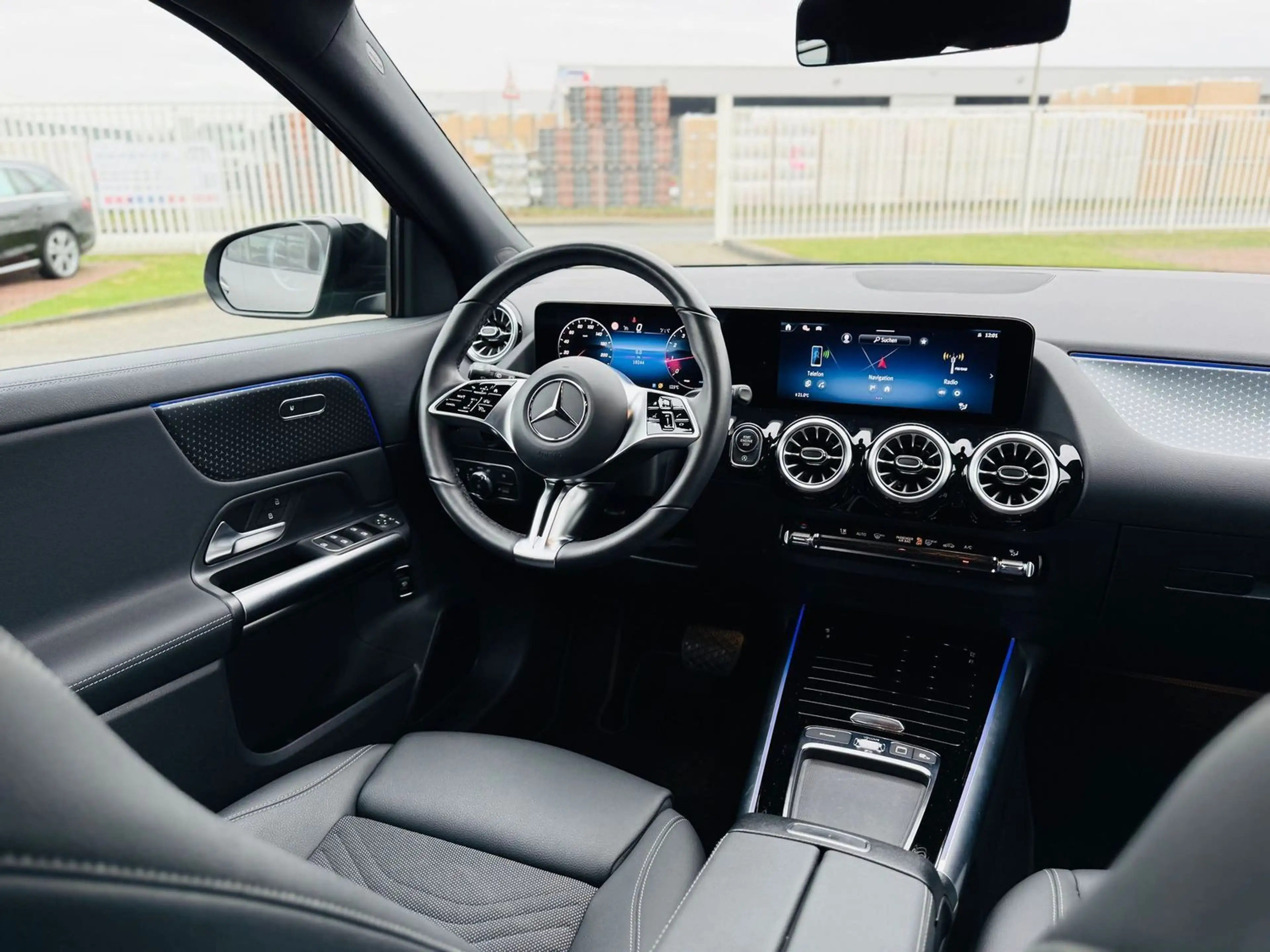 Mercedes-Benz GLA 180 PROGRESSIVE Advanced NIGHT, EasyPack, RFK, LED, WP — photo 12
