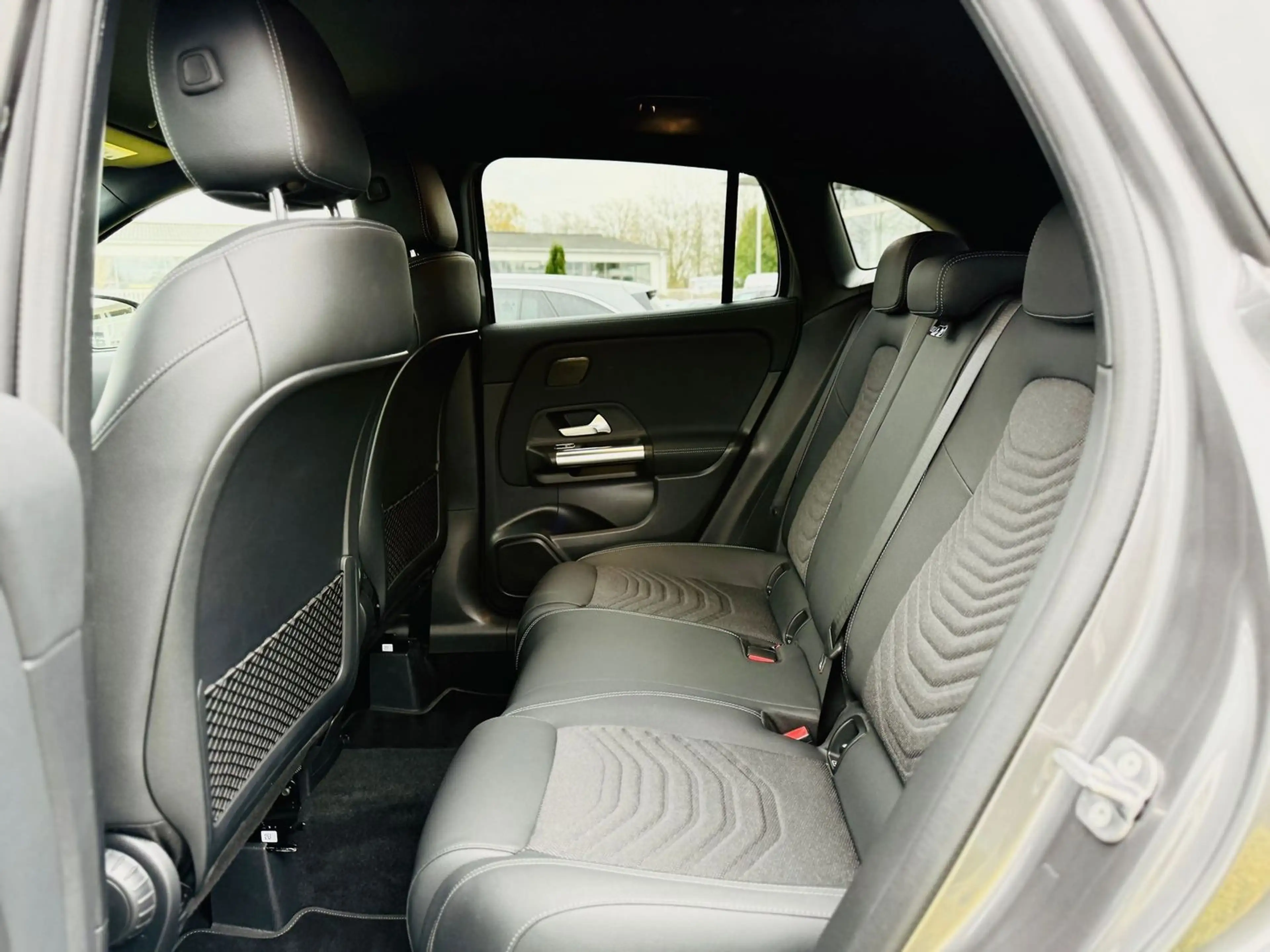 Mercedes-Benz GLA 180 PROGRESSIVE Advanced NIGHT, EasyPack, RFK, LED, WP — photo 10