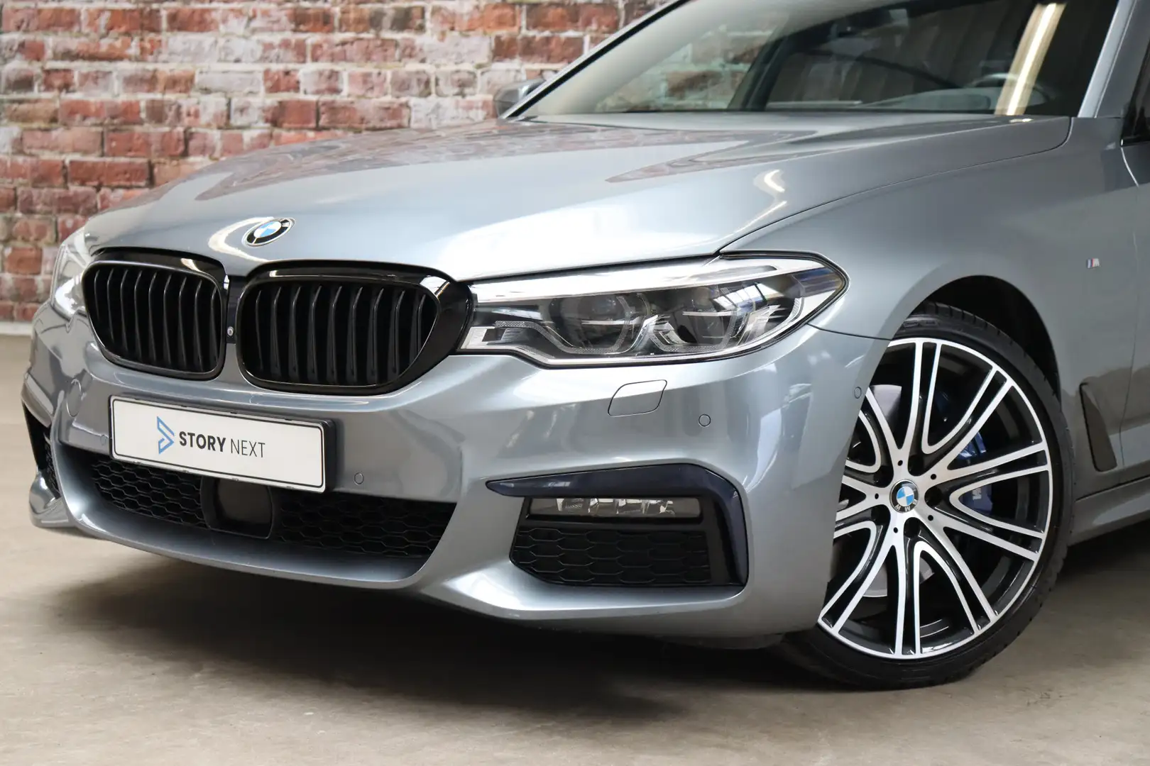 BMW 540 5-serie Touring 540i xDrive High Executive M Sport Grijs - 2