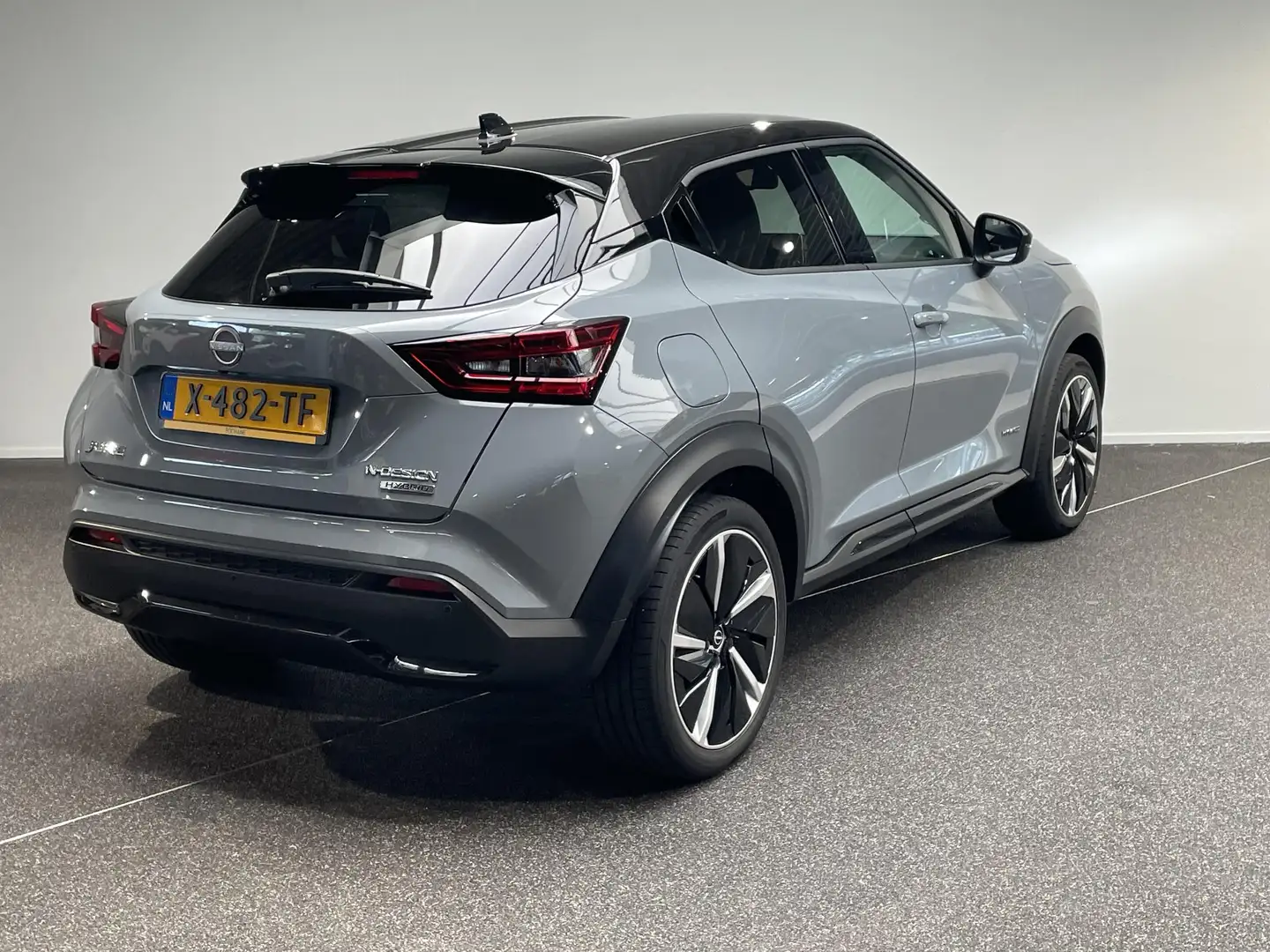 Nissan Juke 1.6 Hybrid N-Design Grijs - 2