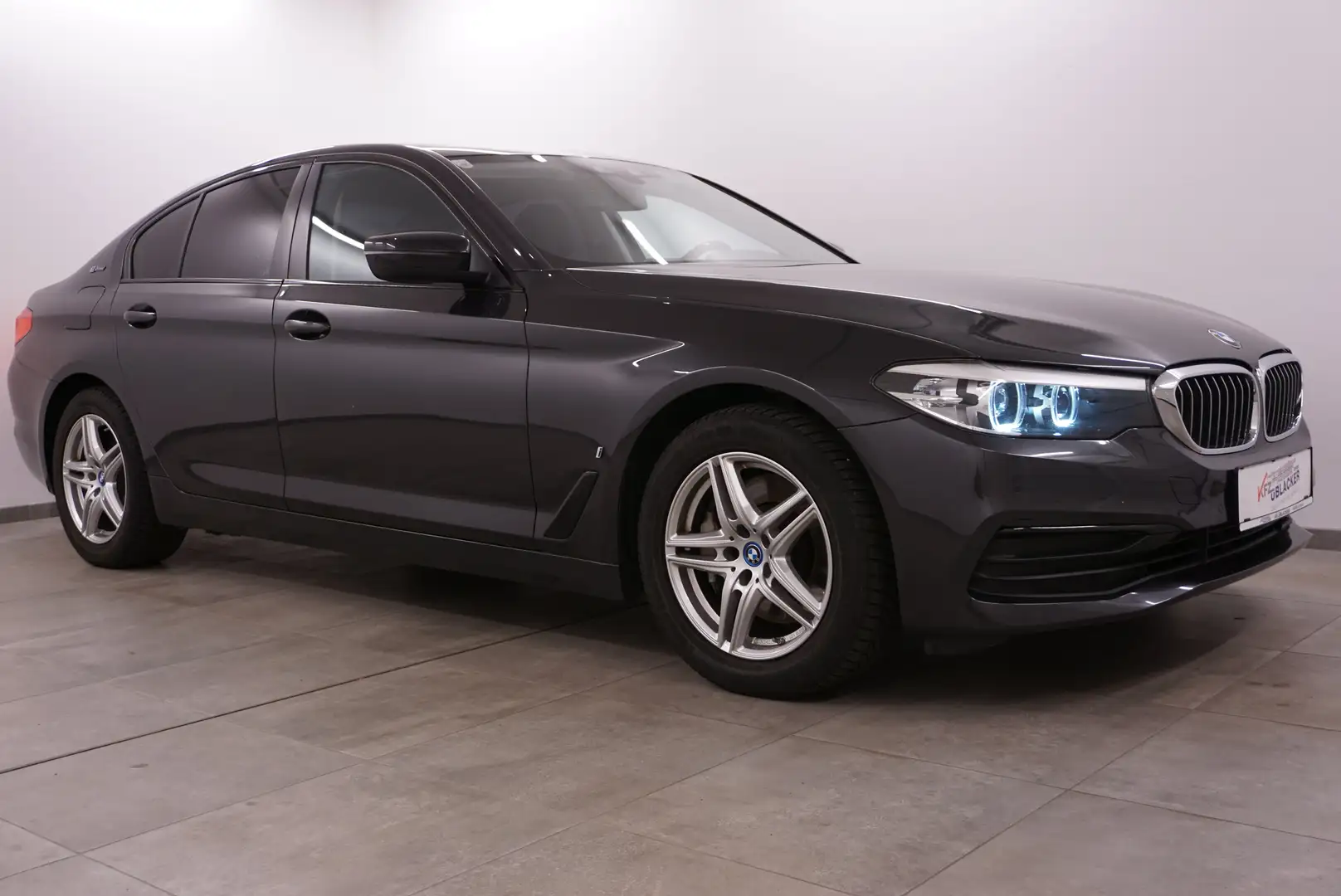 BMW 530 e // Limousine // Lederausstattung // Schwarz - 1