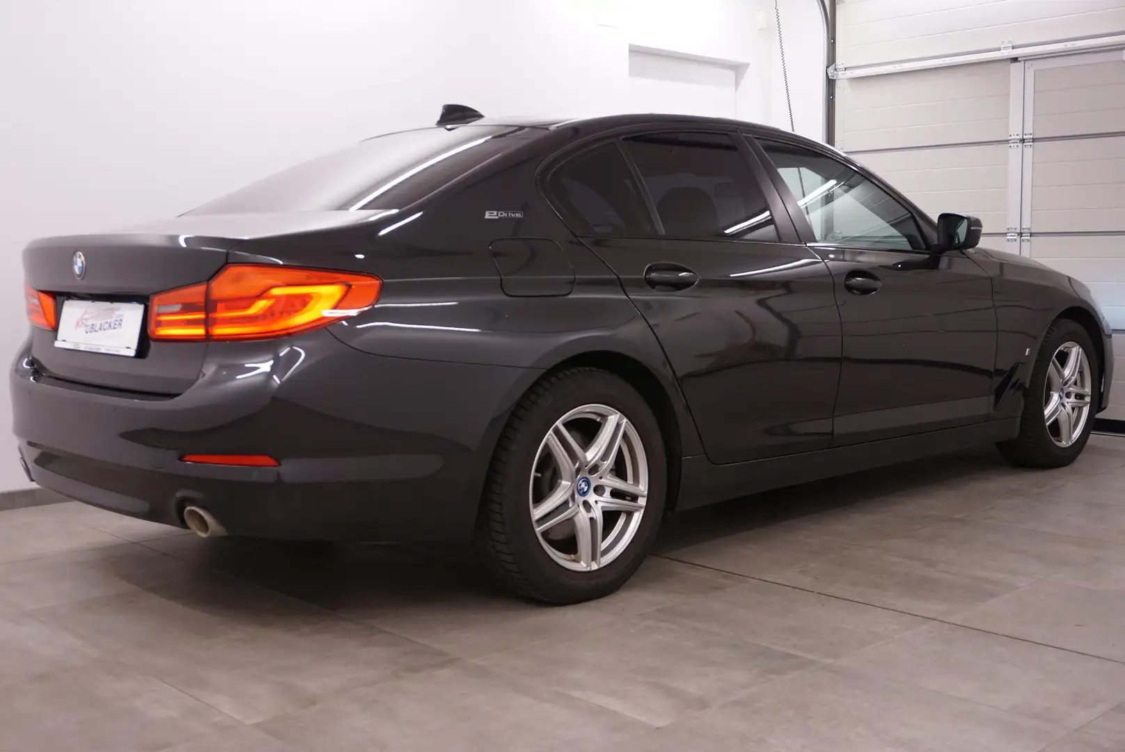 BMW 530 e // Limousine // Lederausstattung // Schwarz - 2