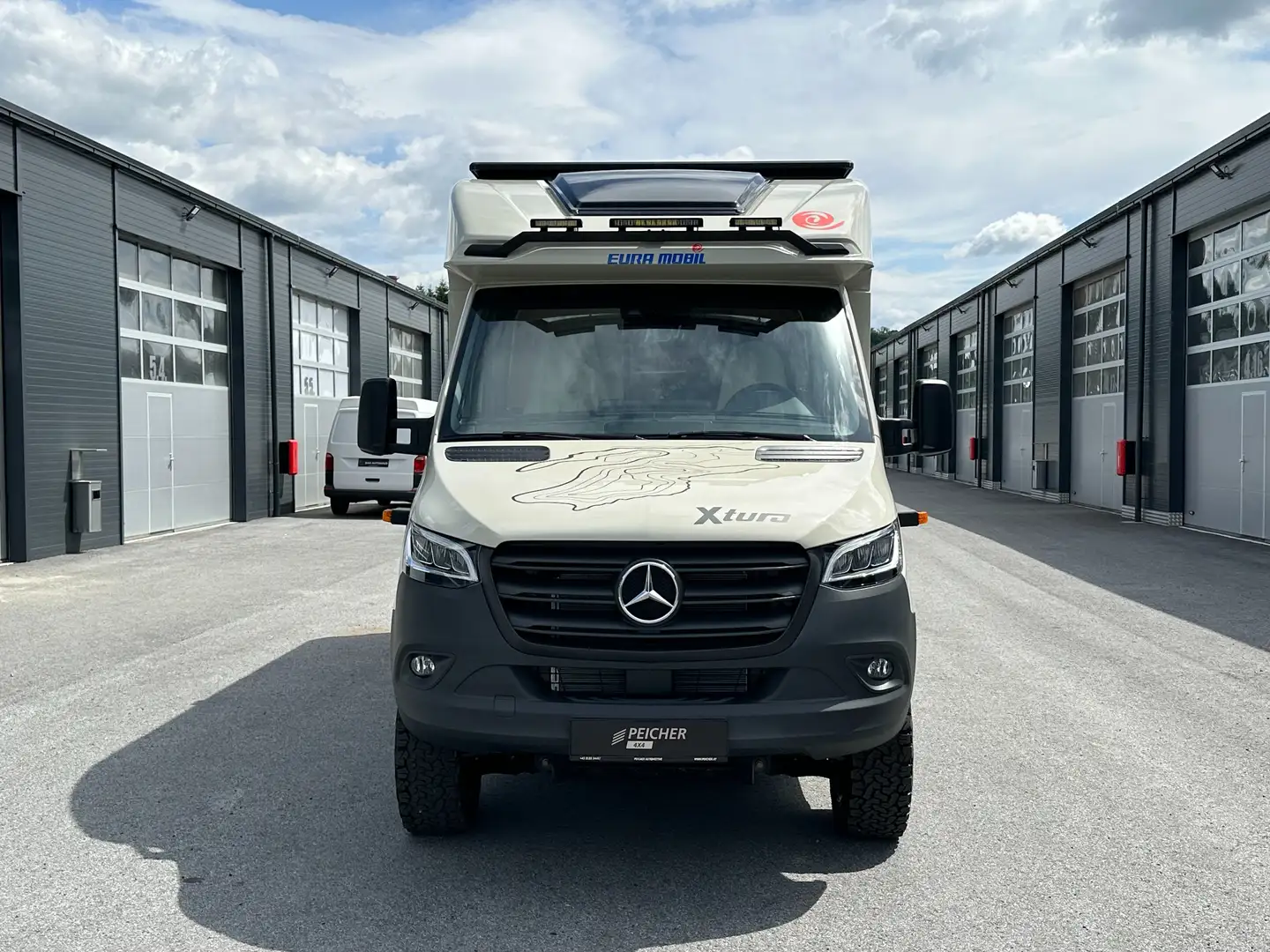 Euramobil Xtura XT 686 EF verfügbar September Beige - 1