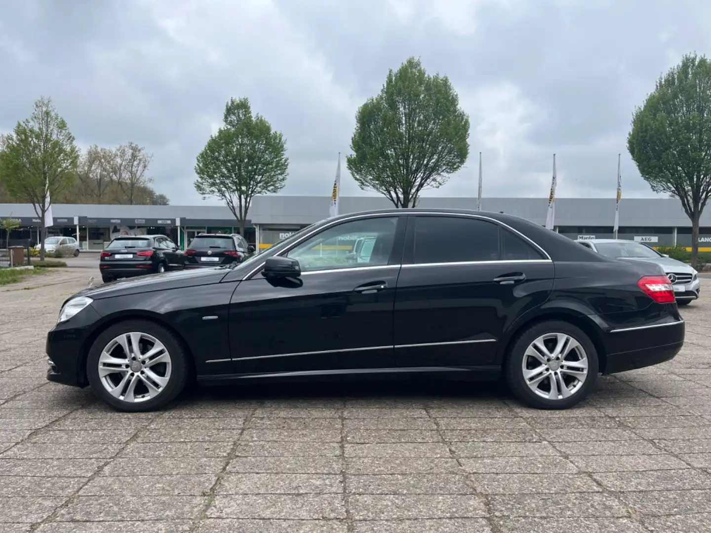 Mercedes-Benz E 200 CGI Avantgarde Automatik,Scheckheft,Navi Schwarz - 2