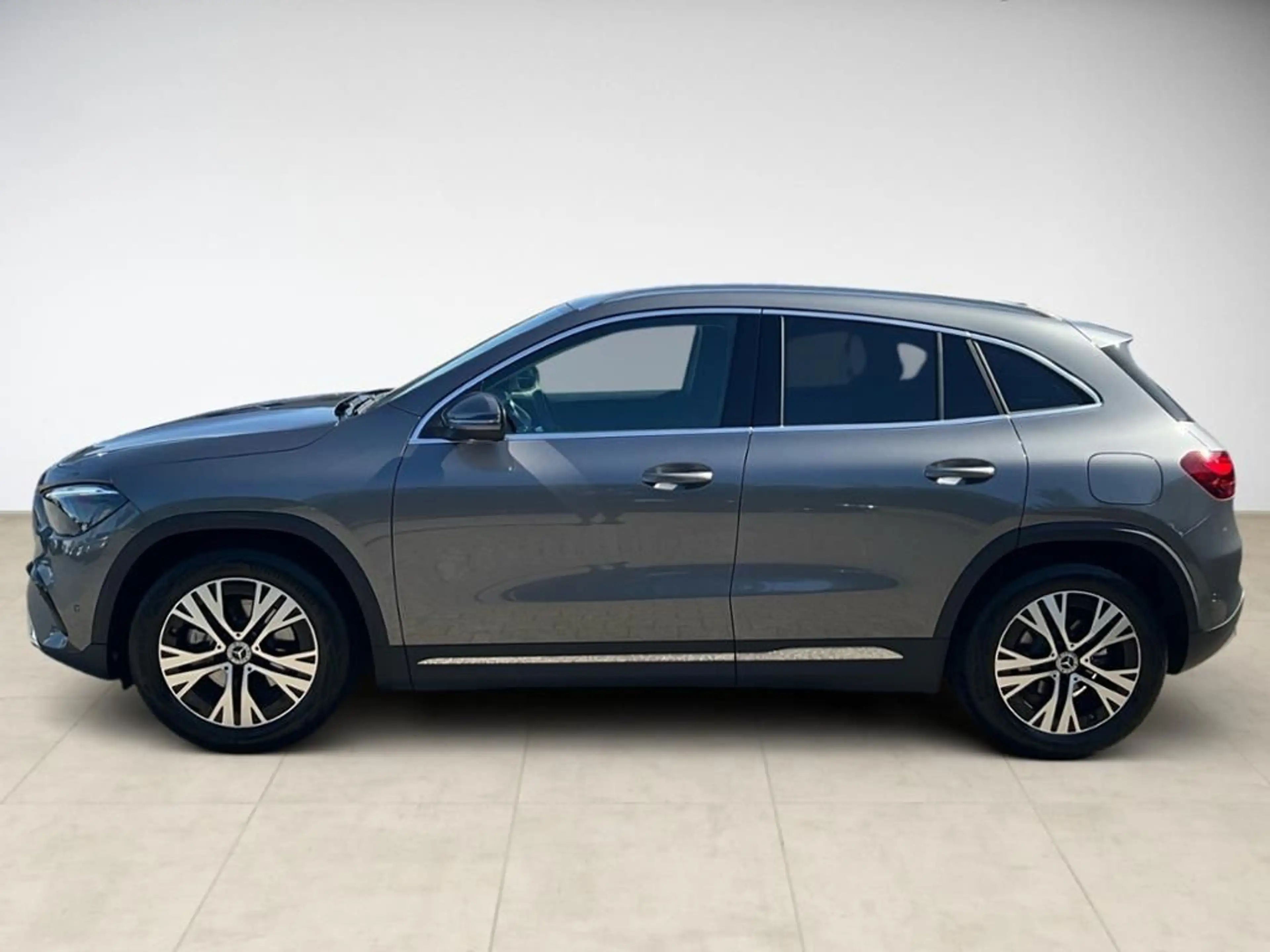 Mercedes-Benz GLA 180 Progressive Line Advanced AHK AUT Kam. — photo 3