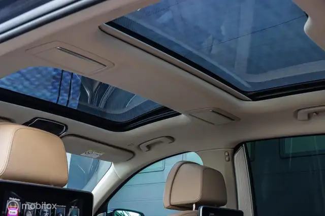 BMW 7 Series view 12