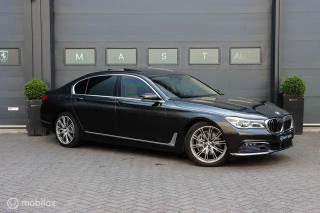 BMW 7 Series view 4