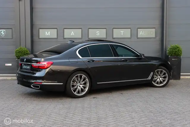 BMW 7 Series view 8
