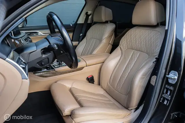 BMW 7 Series view 6