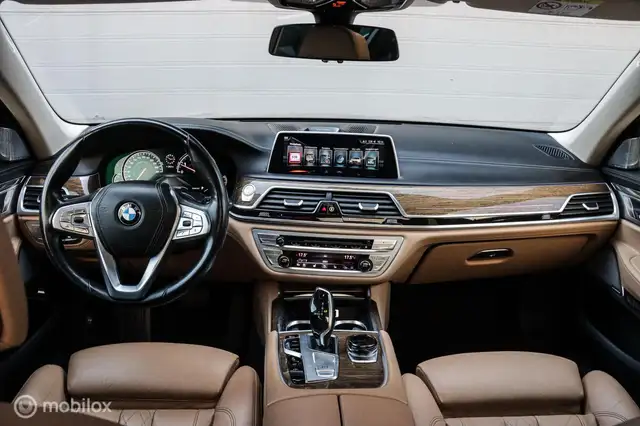 BMW 7 Series view 3