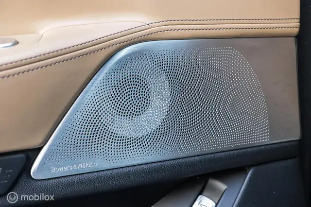 BMW 7 Series view 10