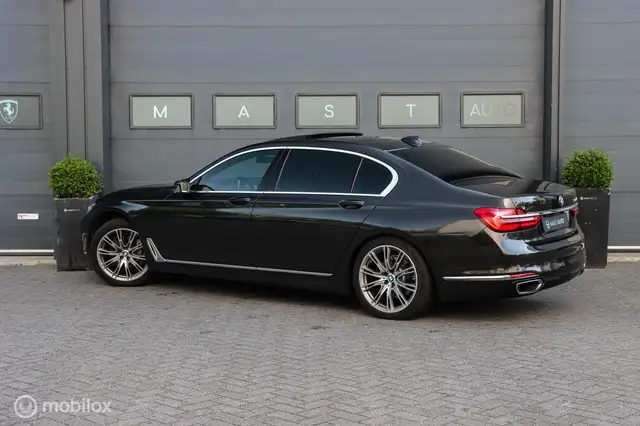 BMW 7 Series view 13