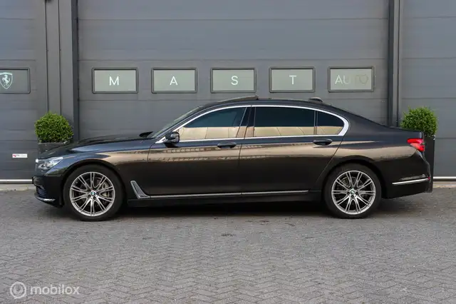 BMW 7 Series view 14
