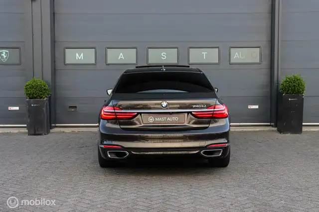 BMW 7 Series view 9