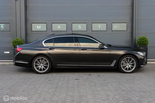 BMW 7 Series view 5
