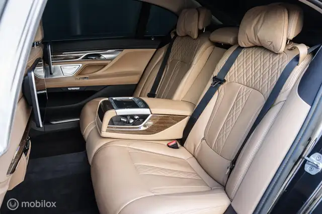 BMW 7 Series view 7