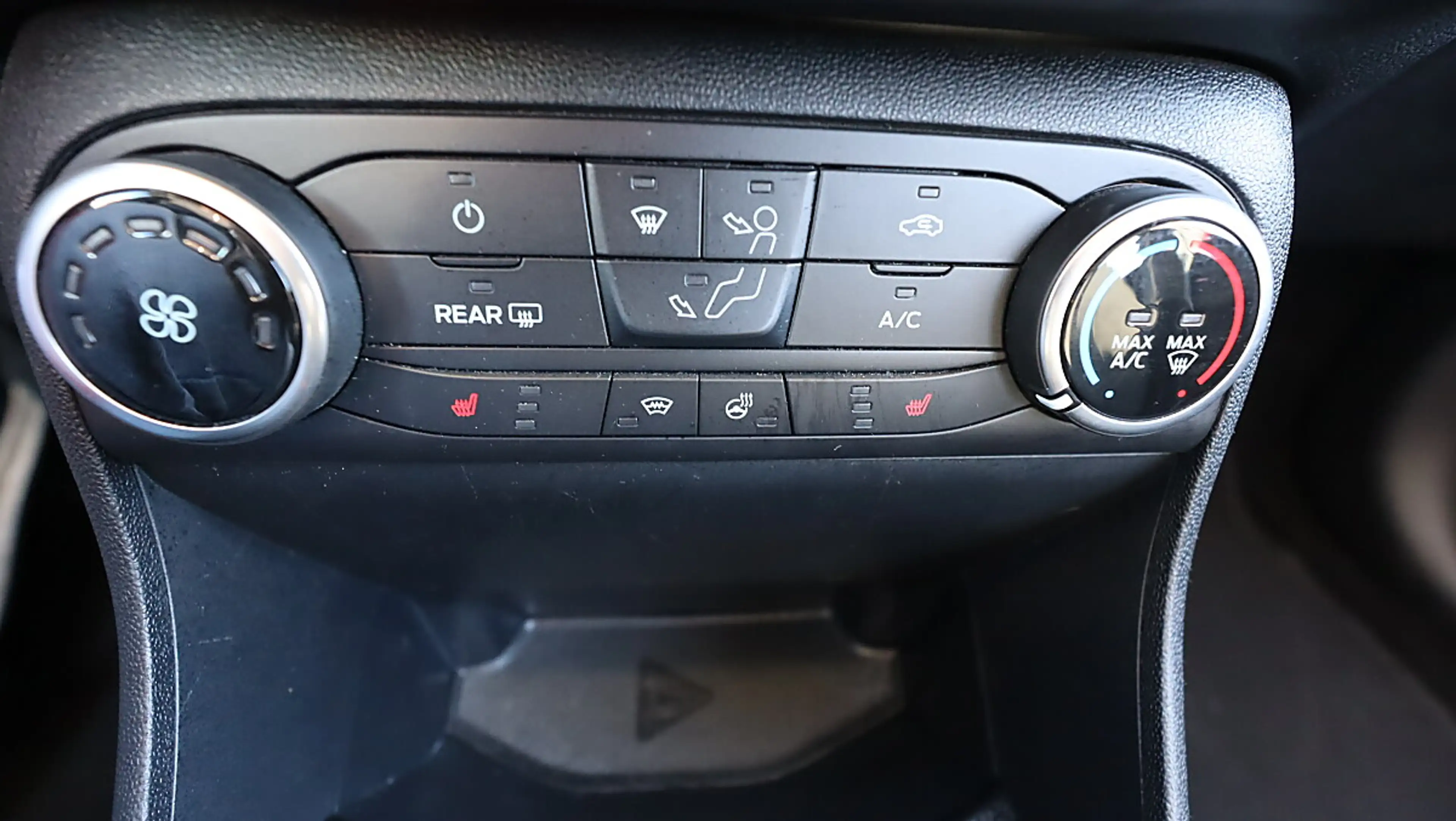 Ford Fiesta 1.1 Cool&Connect Parksensor vo+hi Lenkradh. Sit... — photo 10