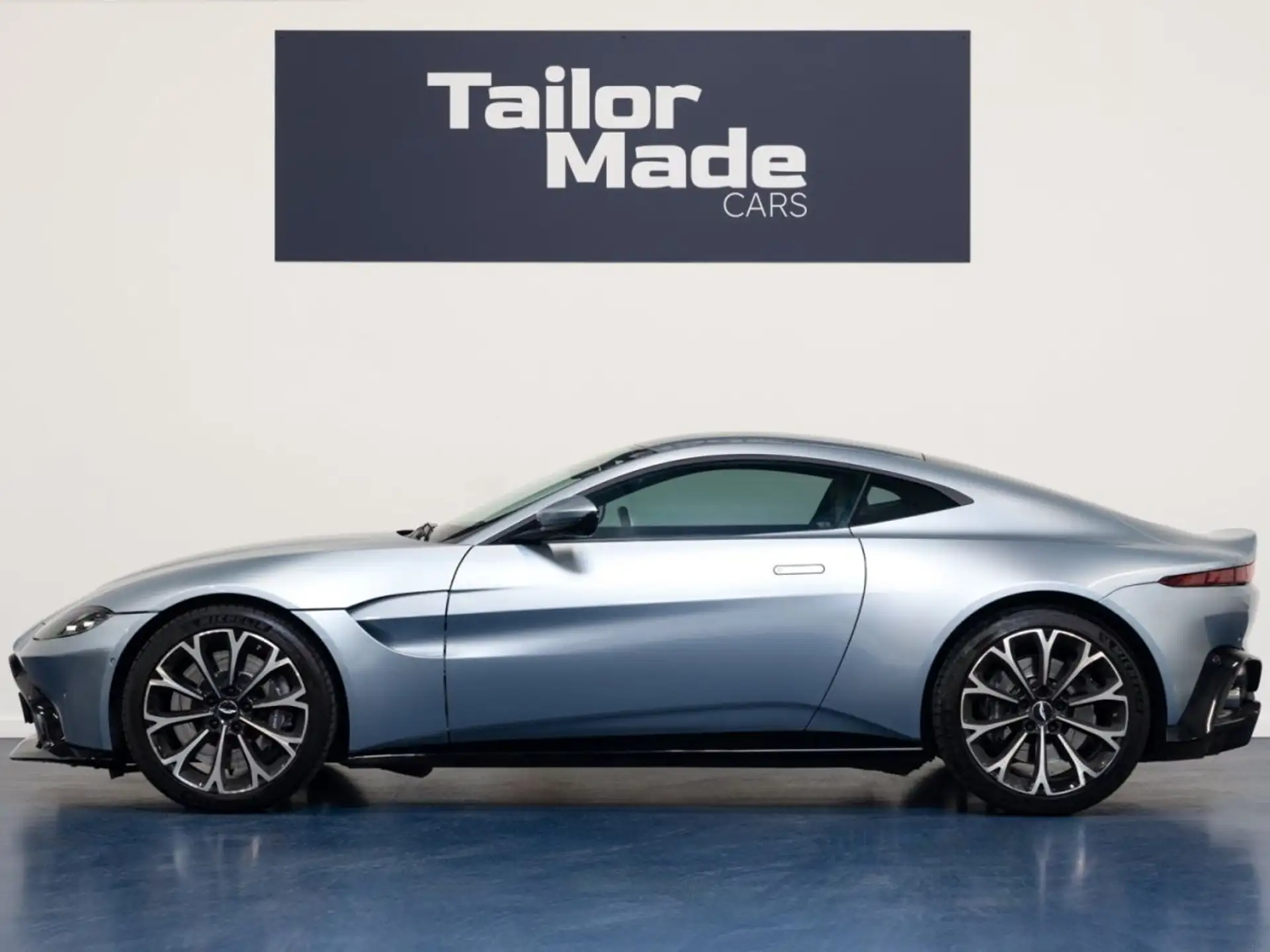 애스턴마틴 V8 Coupe 2018 실버 사진 5