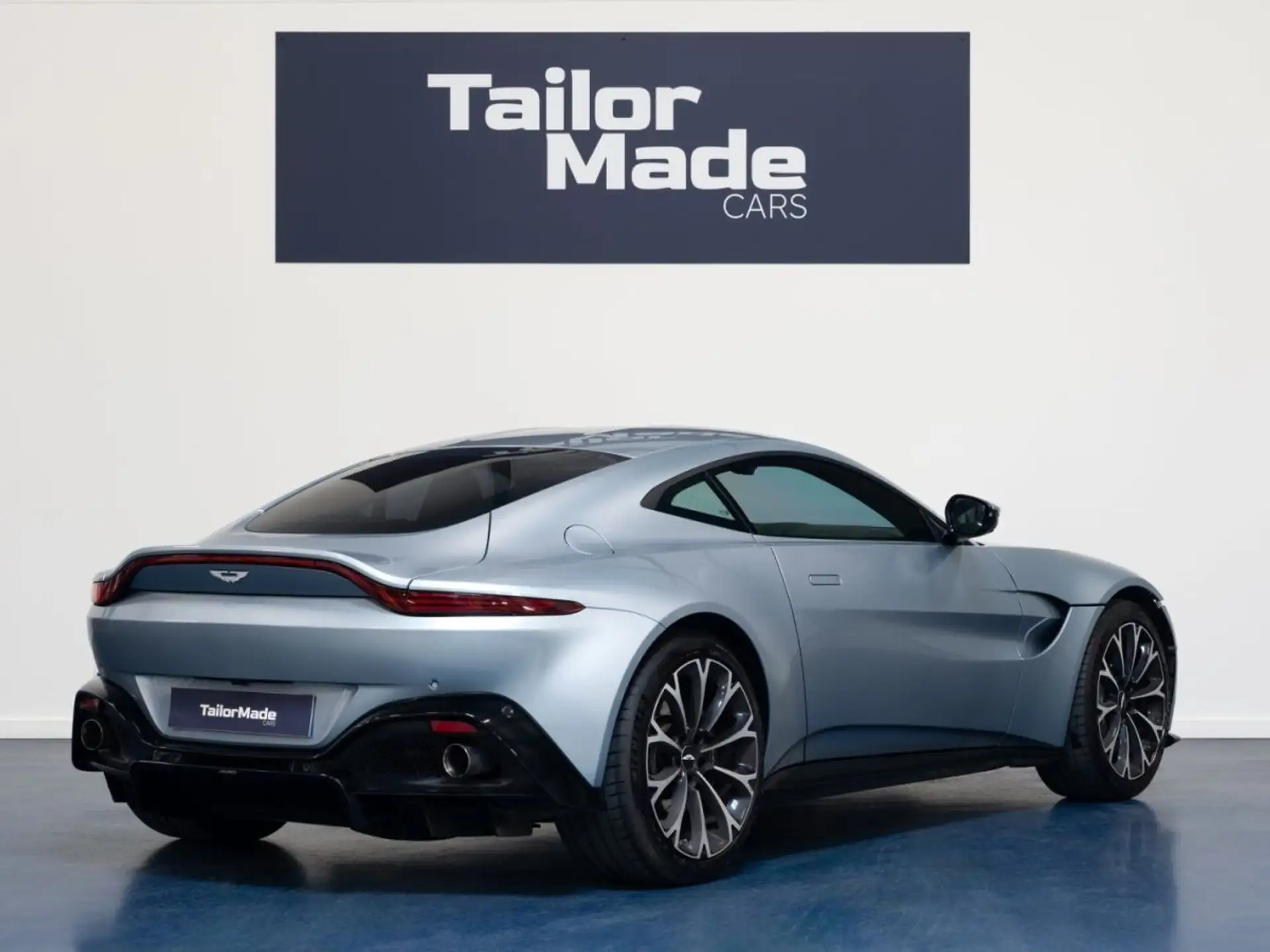 애스턴마틴 V8 Coupe 2018 실버 사진 2