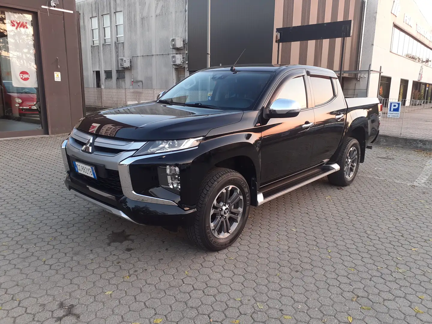 Mitsubishi L200 L200 Cab VI 2019 d.cab 2.3d Intense 4wd 150cv auto Nero - 2