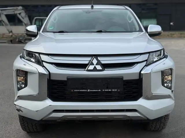 Mitsubishi L200 Plus Club Cab 4WD
