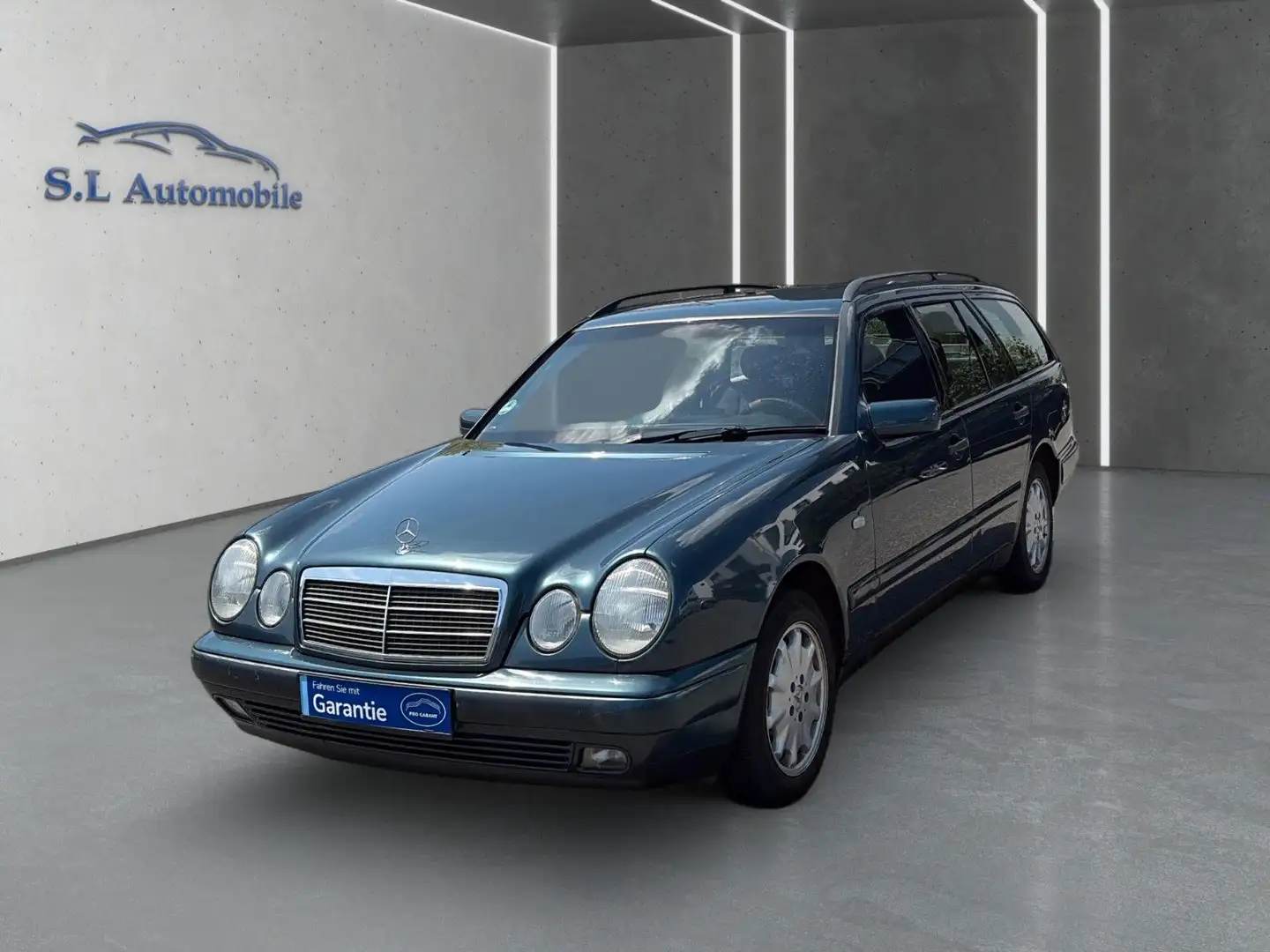 Mercedes-Benz E 240 CLASSIC Automatik Wagen Nr 099 Zelená - 1
