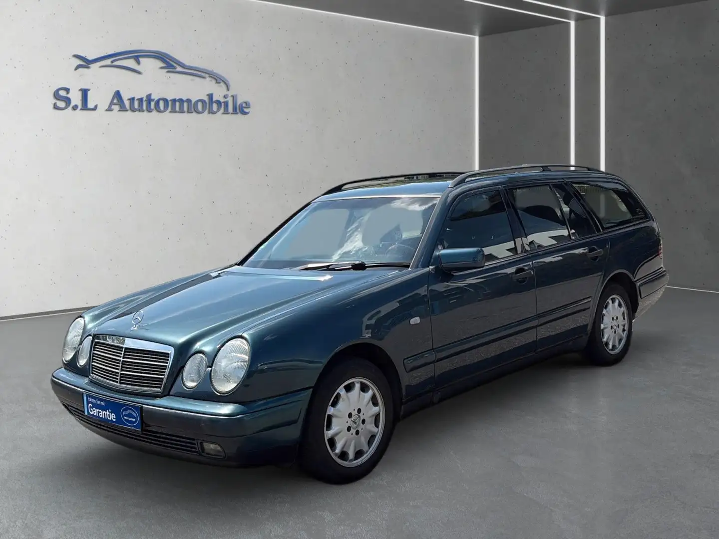 Mercedes-Benz E 240 CLASSIC Automatik Wagen Nr 099 Zelená - 2