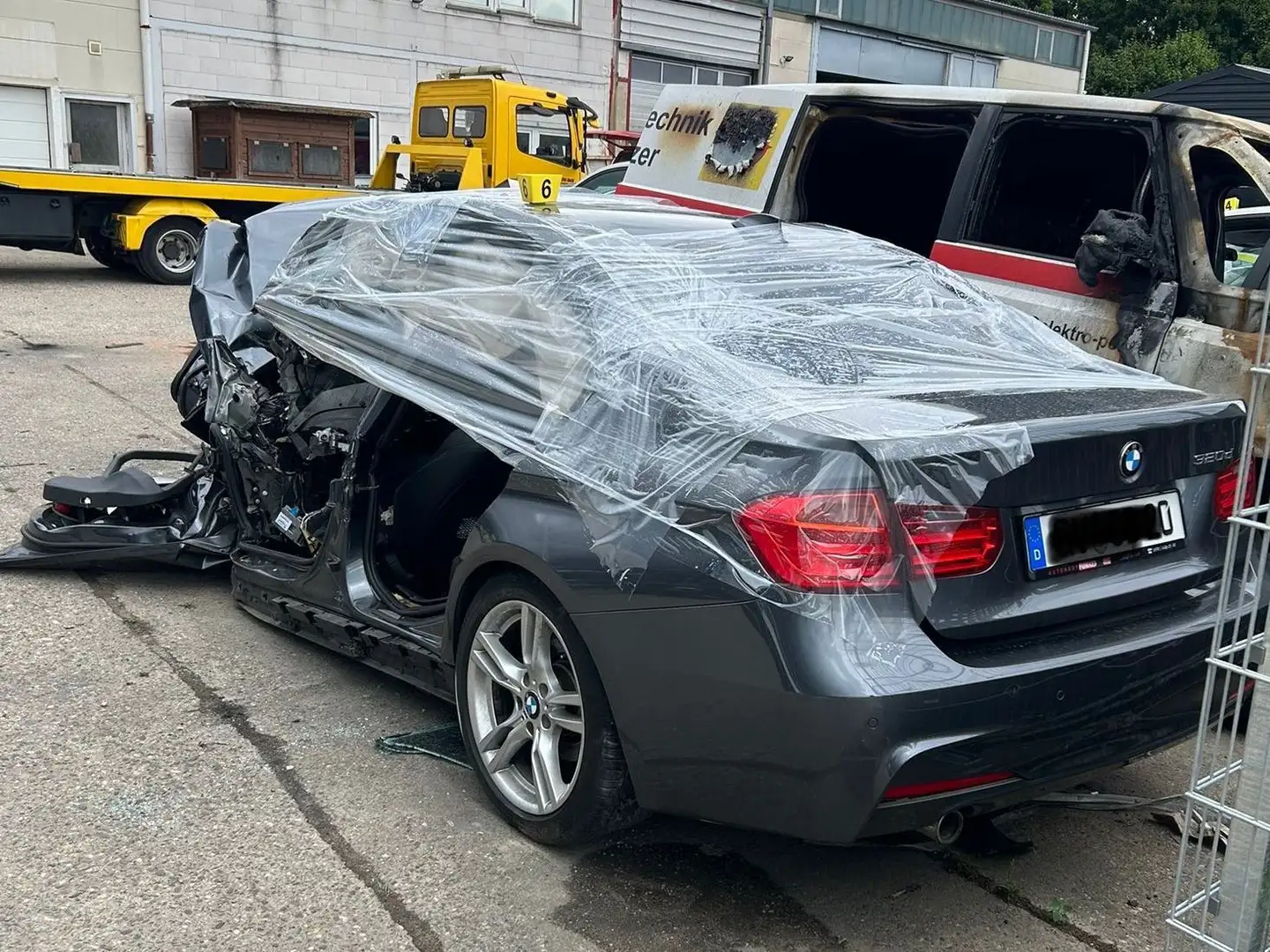 BMW 320 320d Sport-Aut.,M-Paket,Leder,Navi,Head-up,Schiebe Gris - 1