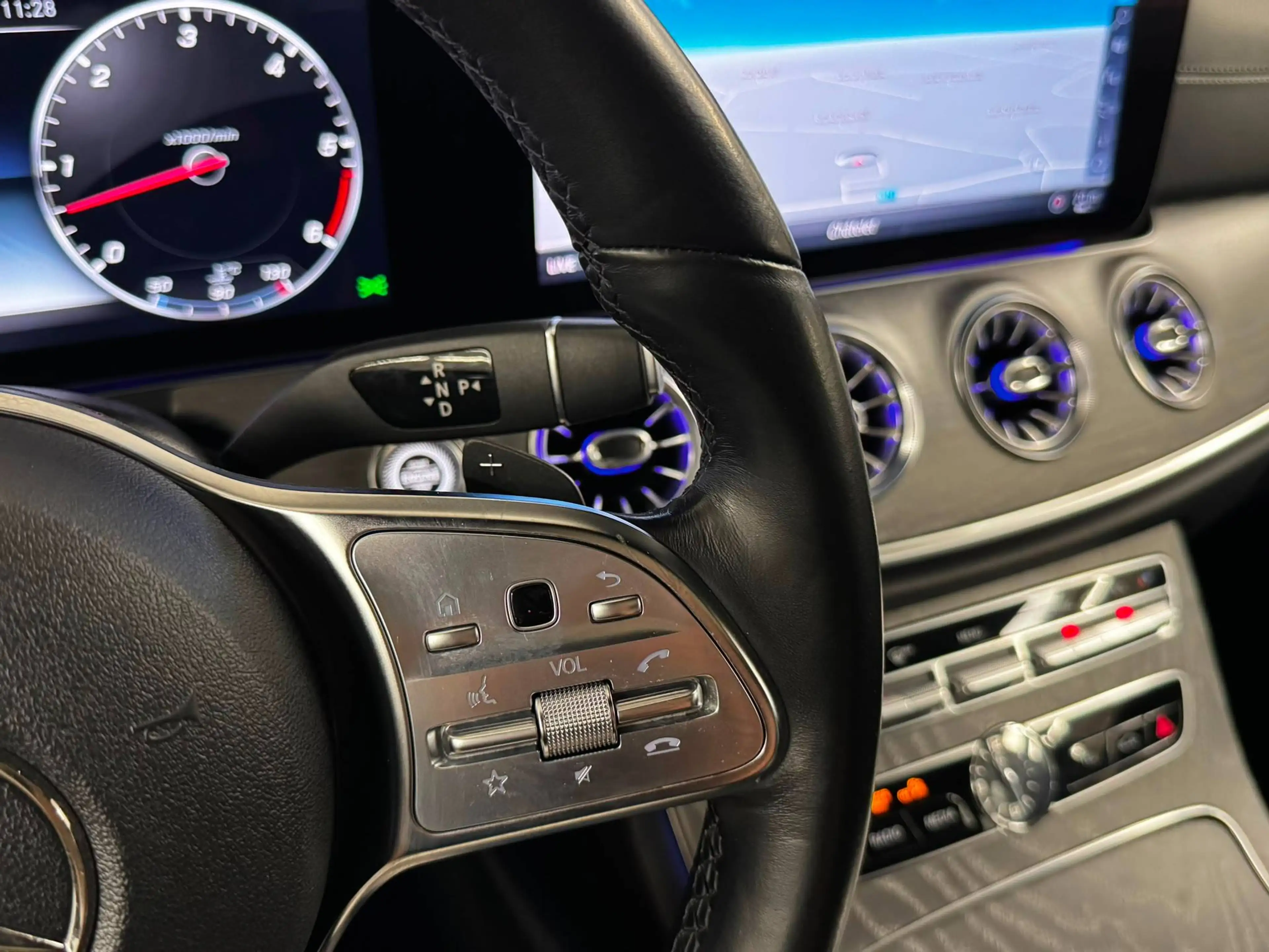 Mercedes-Benz CLS 350 D 4-MATIC 286CV AMG LINE TO PANO CAMERA 360 BURMESTER CUIR FULL OPTIONS — photo 11