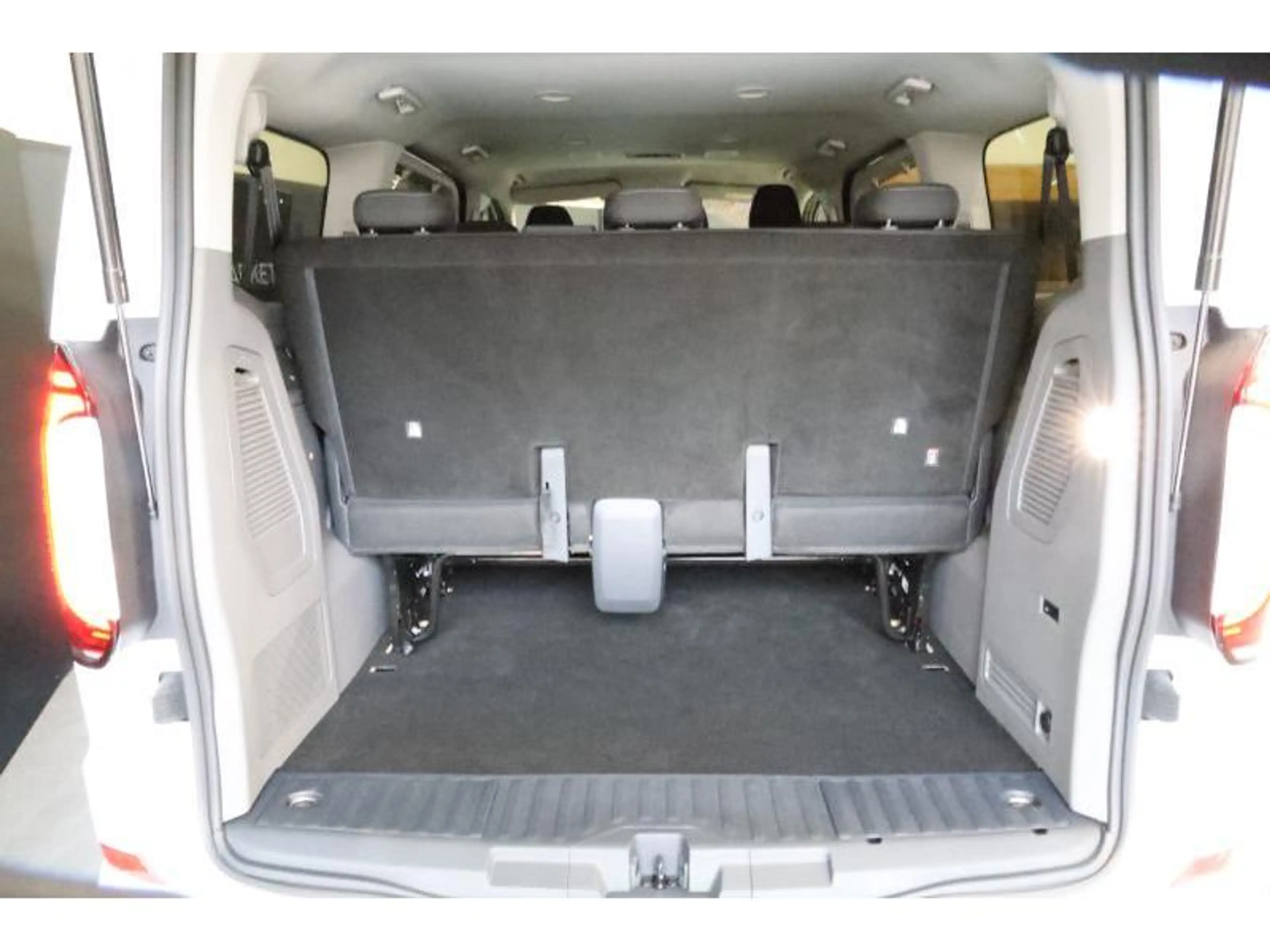 Volkswagen T7 Caravelle STYLE COURT A8 — photo 7