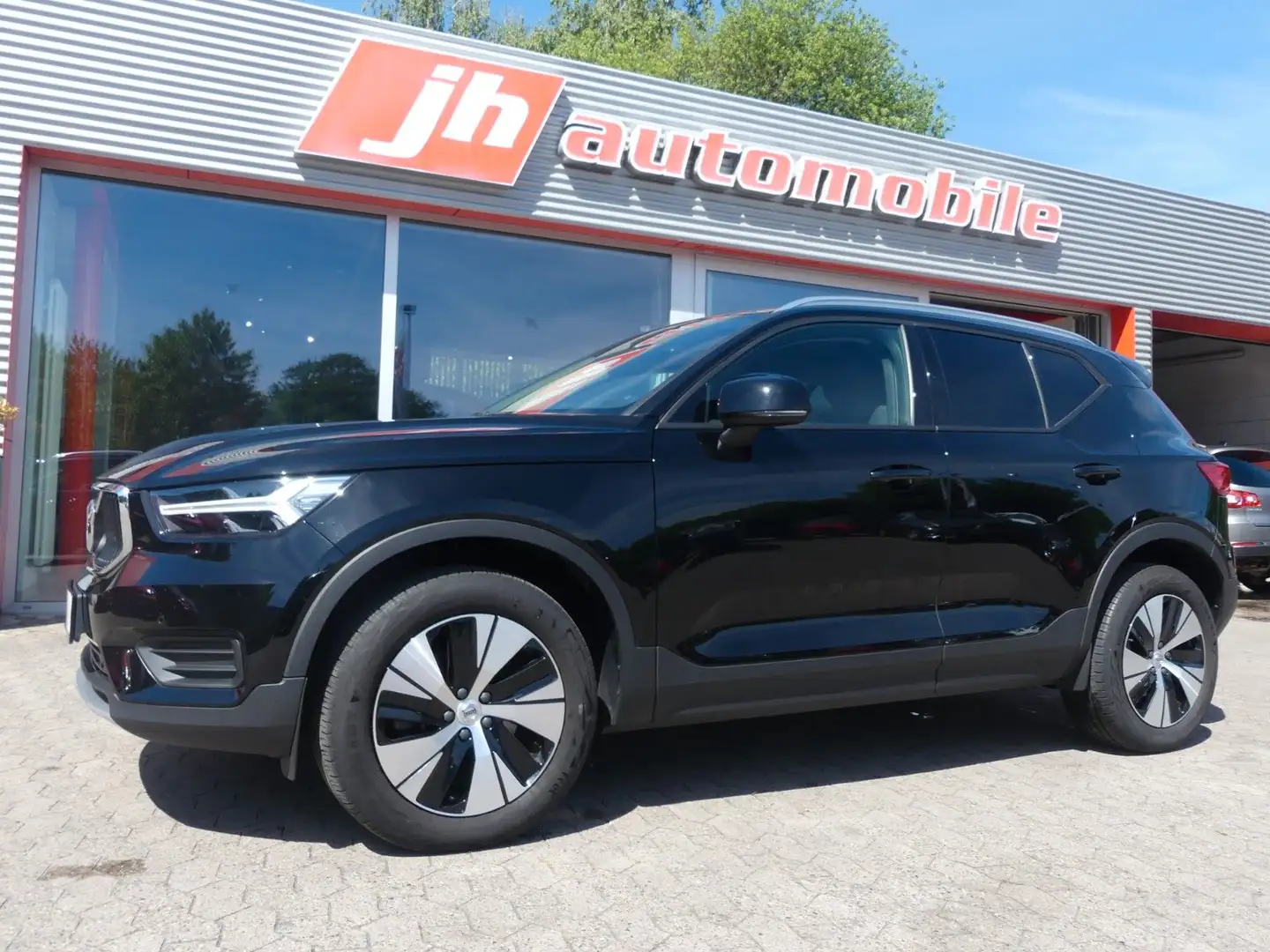 Volvo XC40 Momentum Pro 2WD*1 Hand*Navi*Kamera*SHZ*LED Чорний - 1