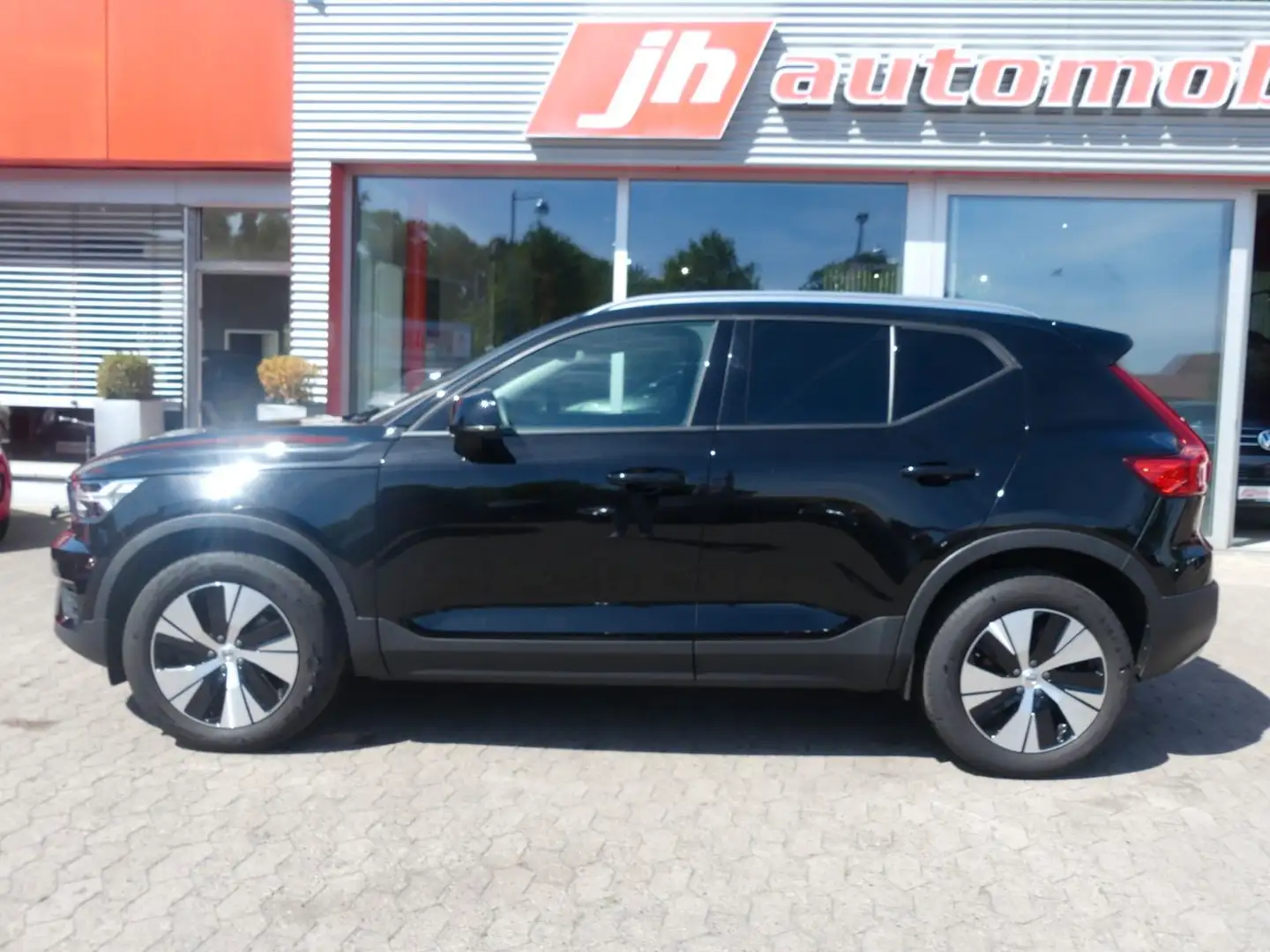 Volvo XC40 Momentum Pro 2WD*1 Hand*Navi*Kamera*SHZ*LED Чорний - 2