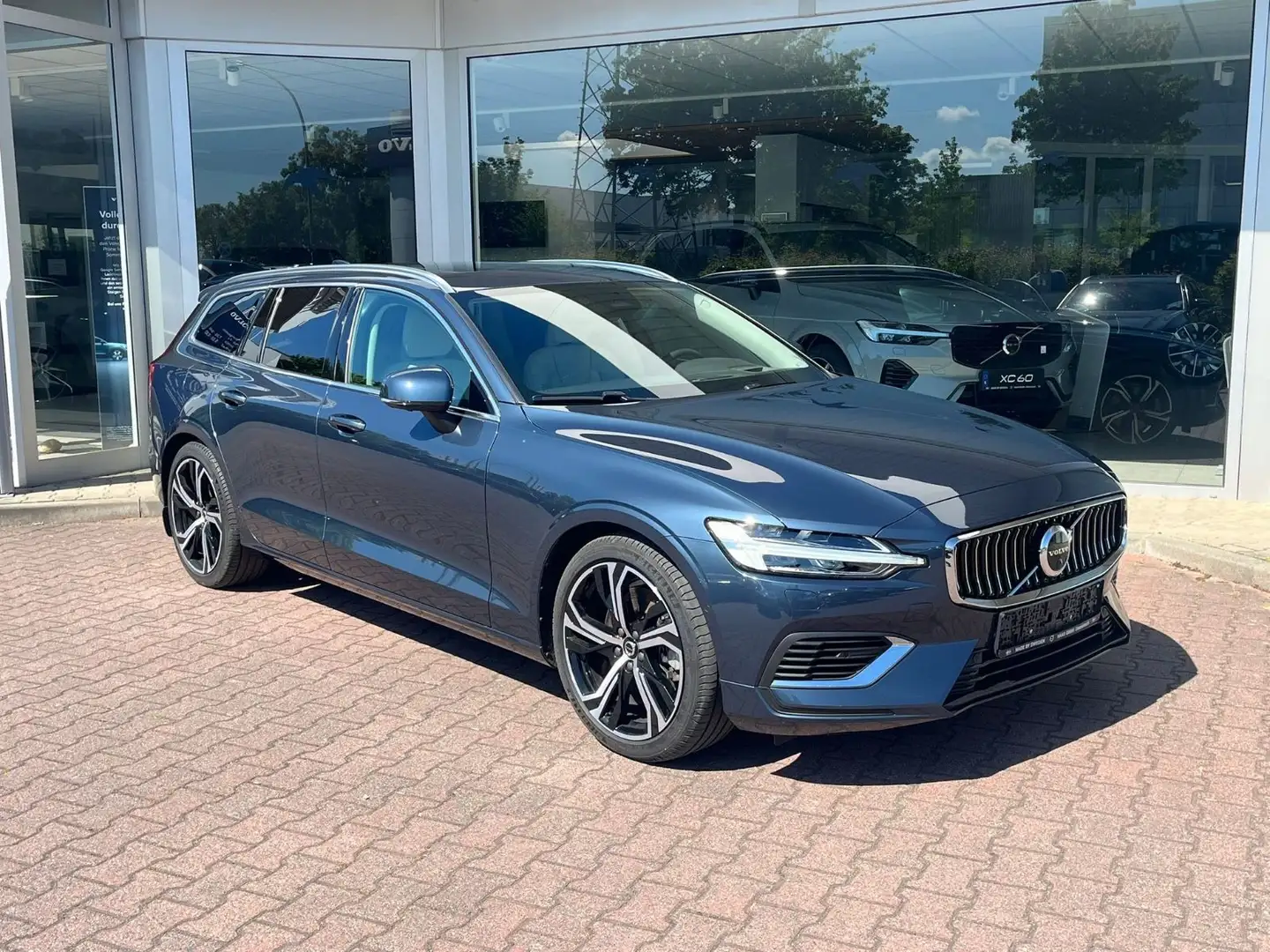 Volvo V60 T8 AWD Recharge Ultimate Bright Auto Mavi - 1