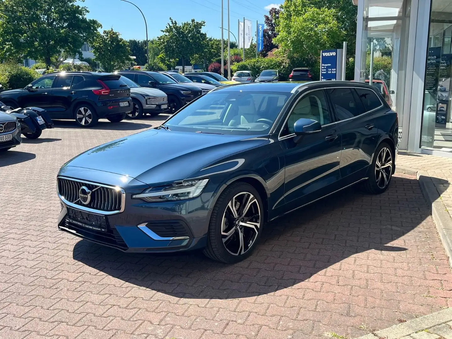 Volvo V60 T8 AWD Recharge Ultimate Bright Auto plava - 2