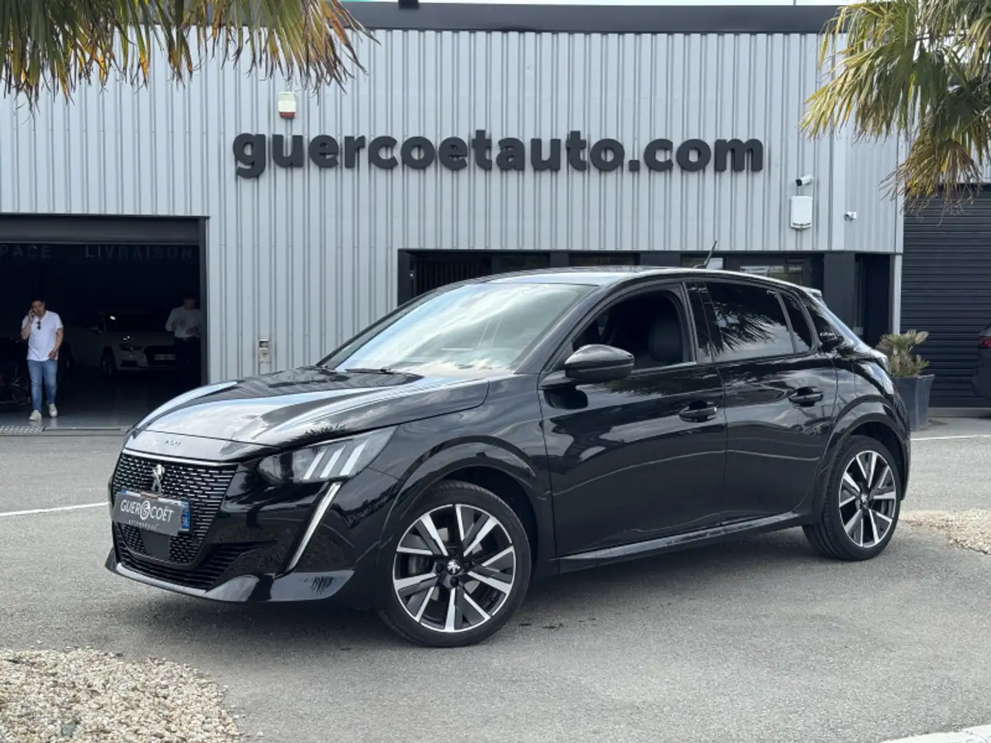 Peugeot e-208 1.2 PURETECH 100CH S\u0026S GT LINE Noir - 1