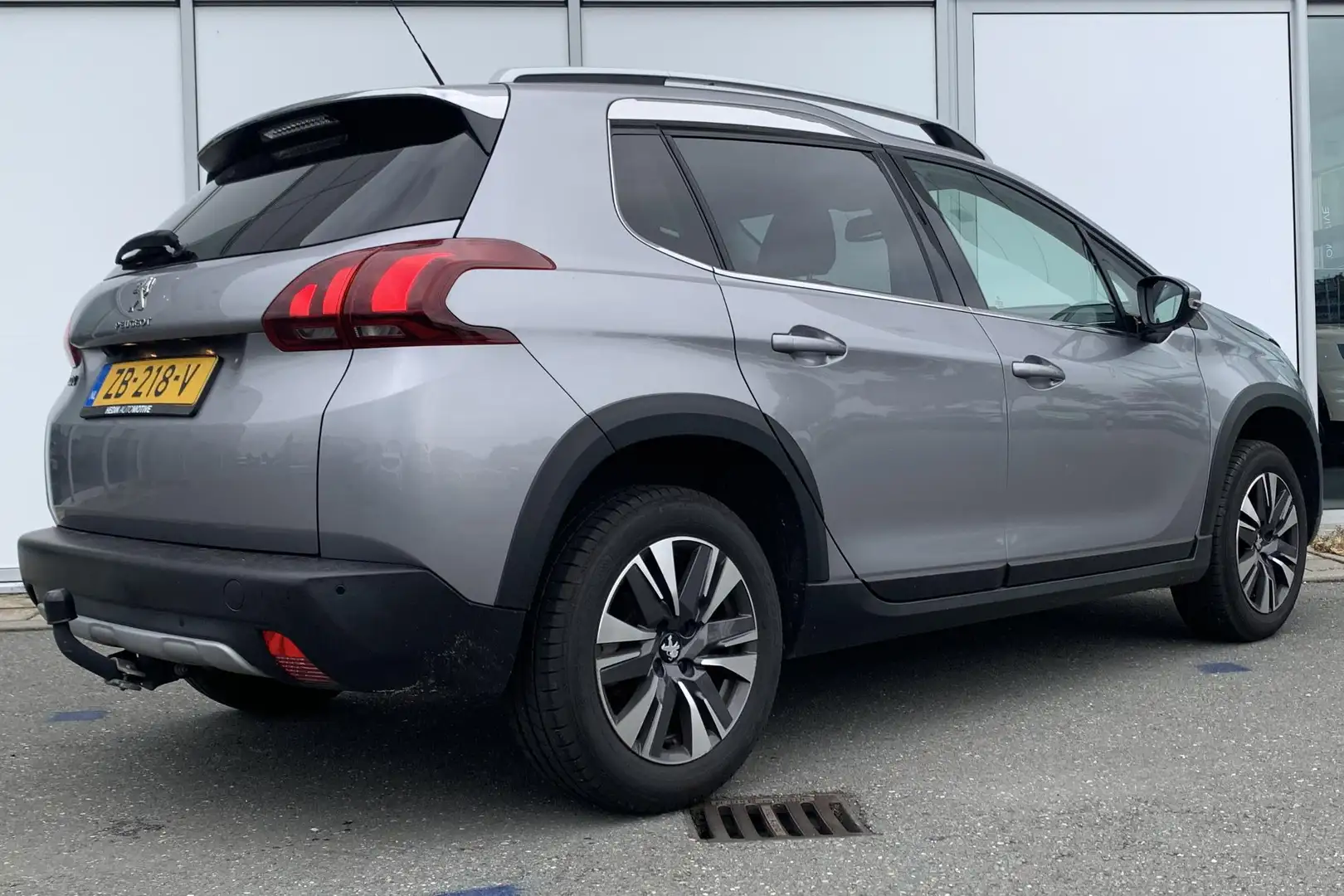 Peugeot 2008 82PK Allure | Trekhaak | Navigatie | Camera | Crui Grau - 2
