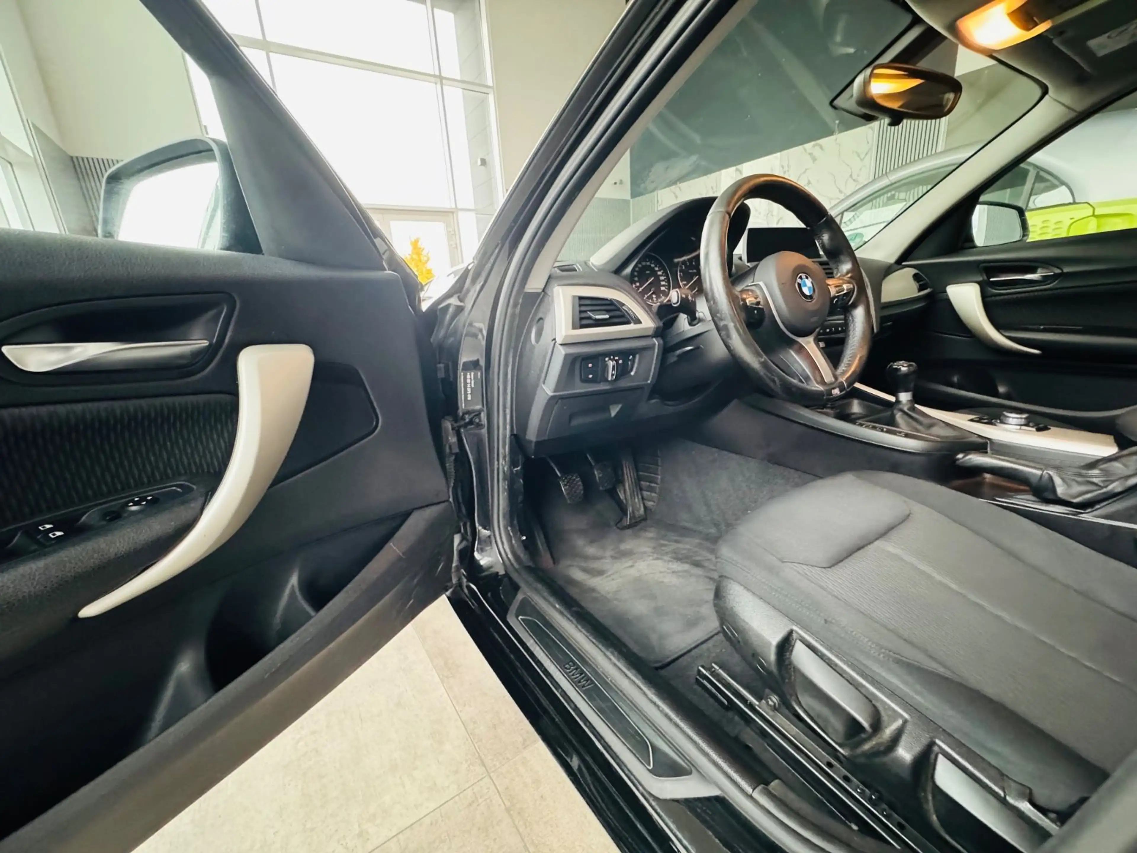 BMW 118 i Advantage — photo 7