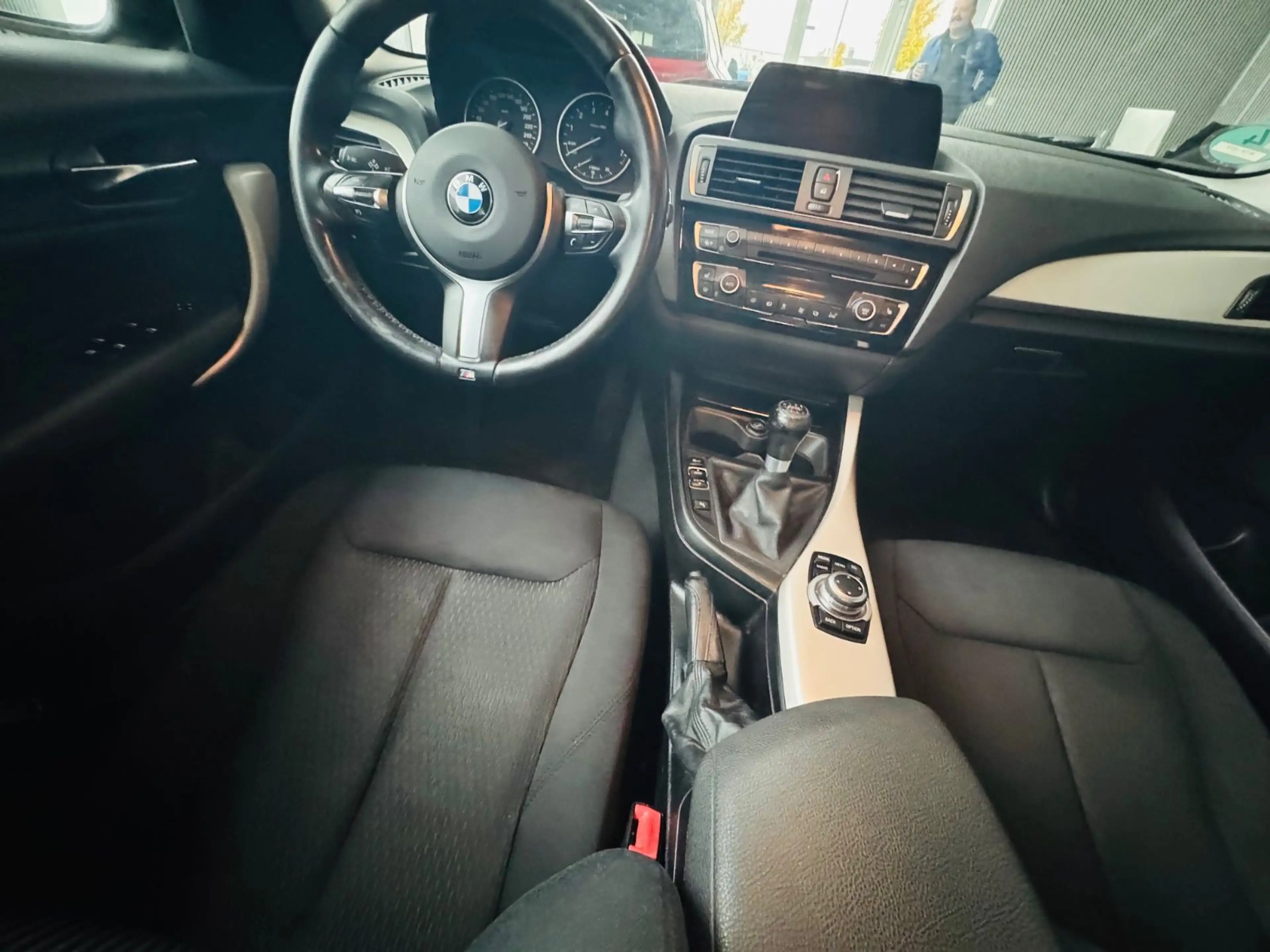 BMW 118 i Advantage — photo 13