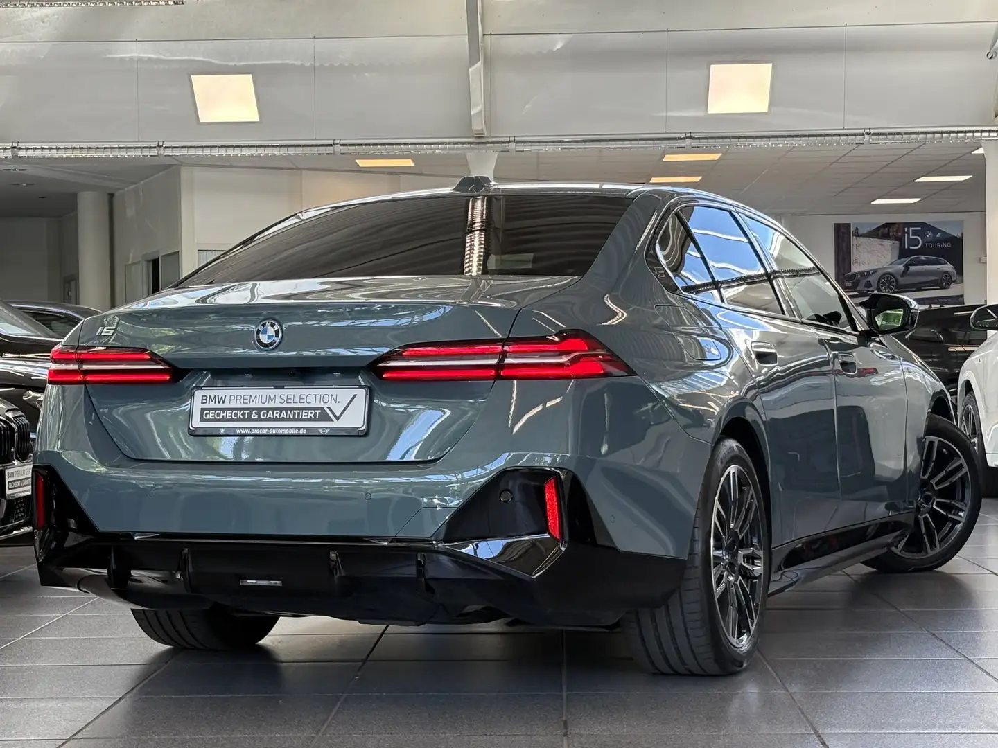 BMW i5 M60 xDrive DA Prof PA+ HuD B/W AdapLED 360° Groen - 2