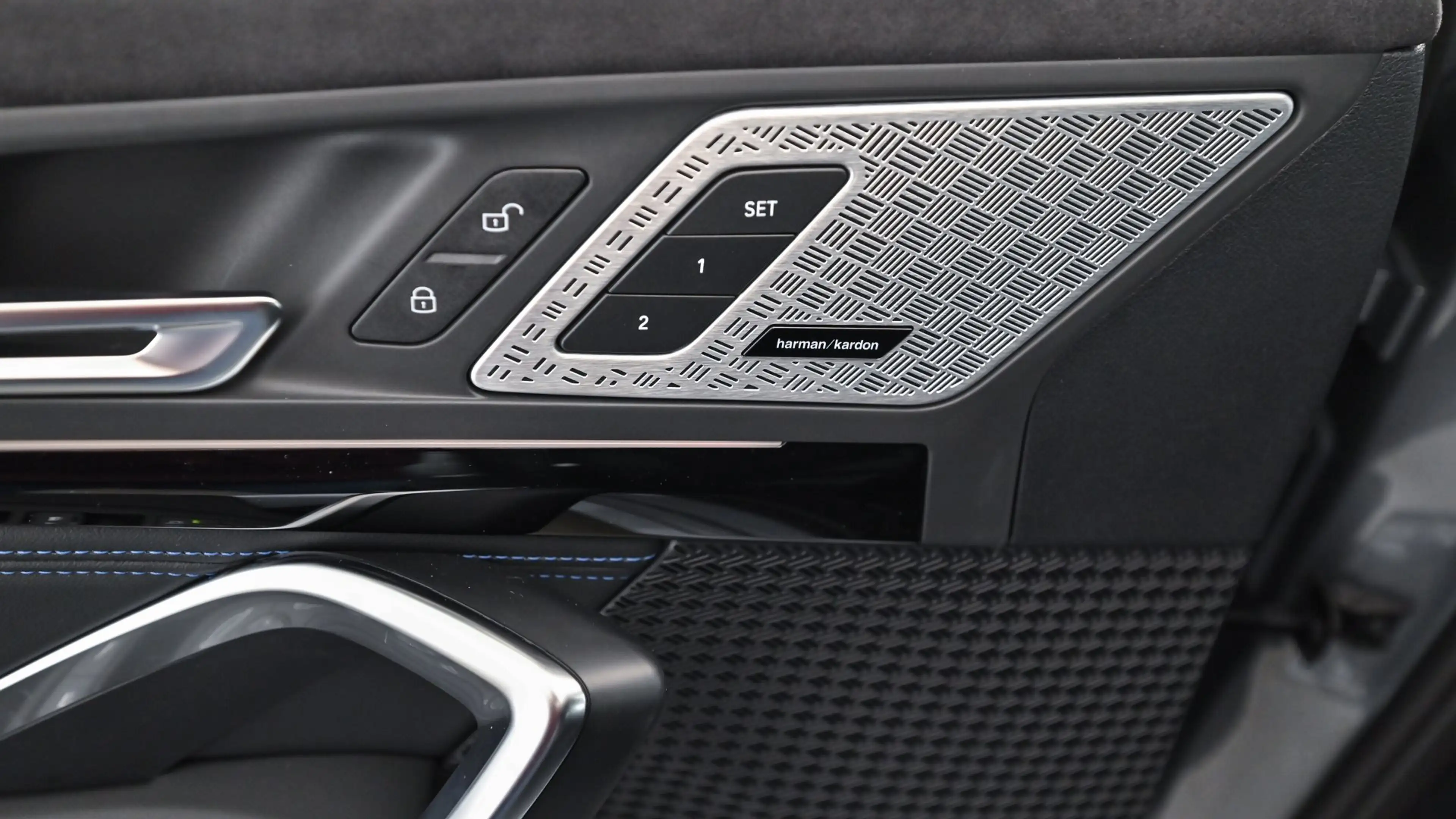 BMW iX2 eDrive20 — photo 13