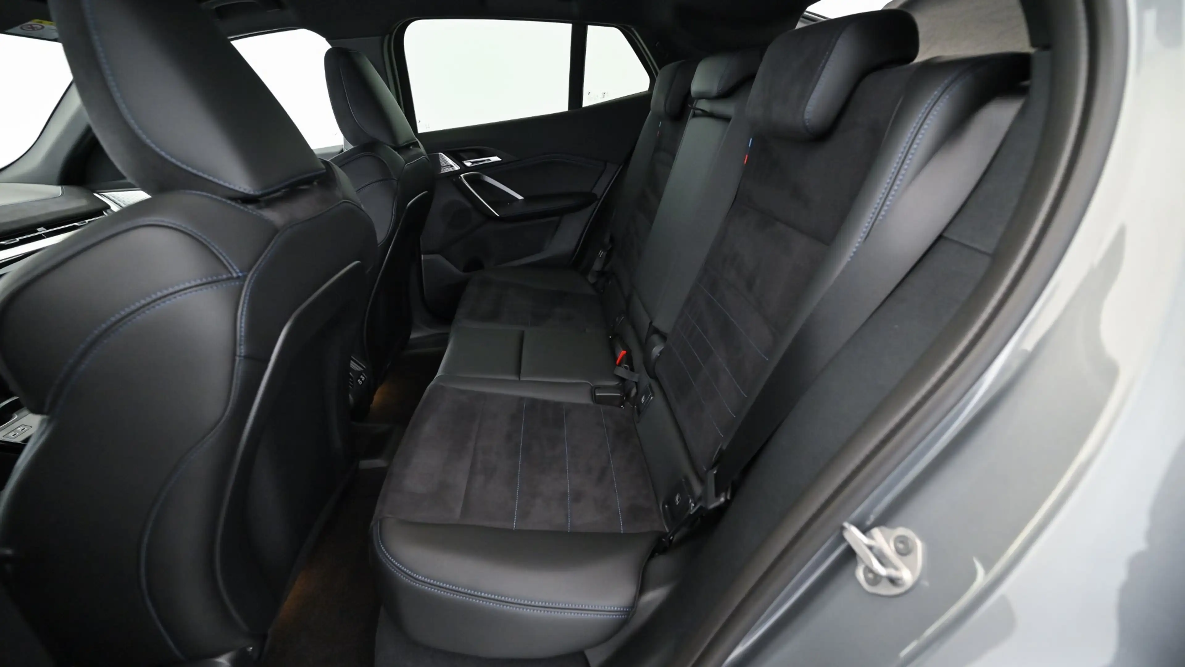 BMW iX2 eDrive20 — photo 8
