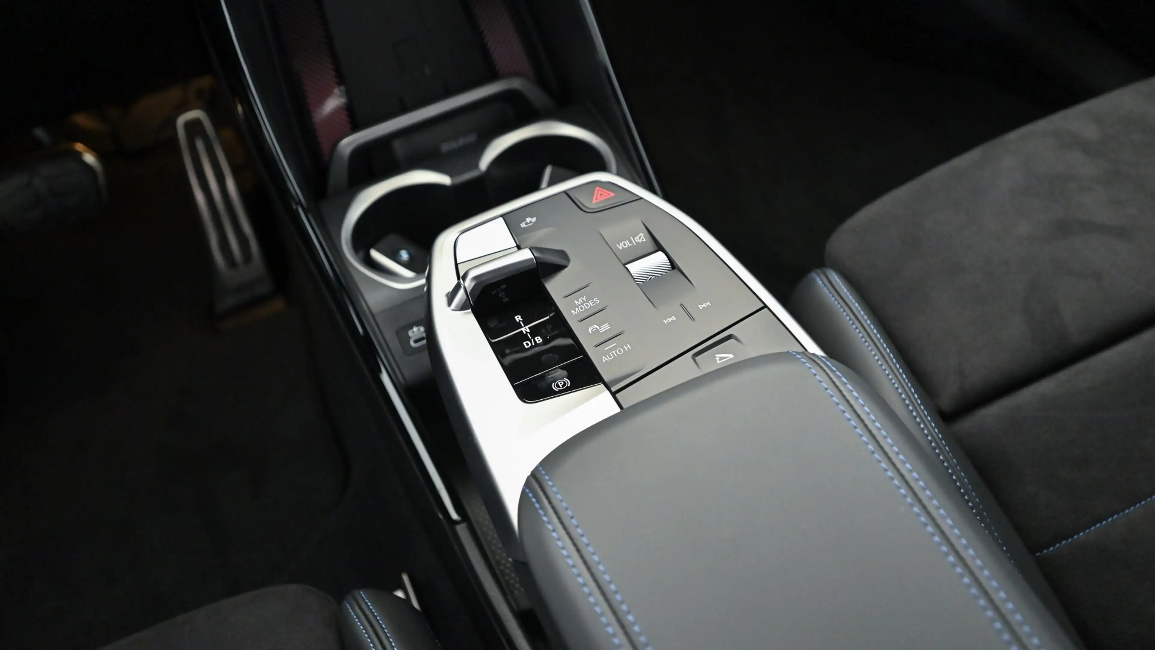 BMW iX2 eDrive20 — photo 12