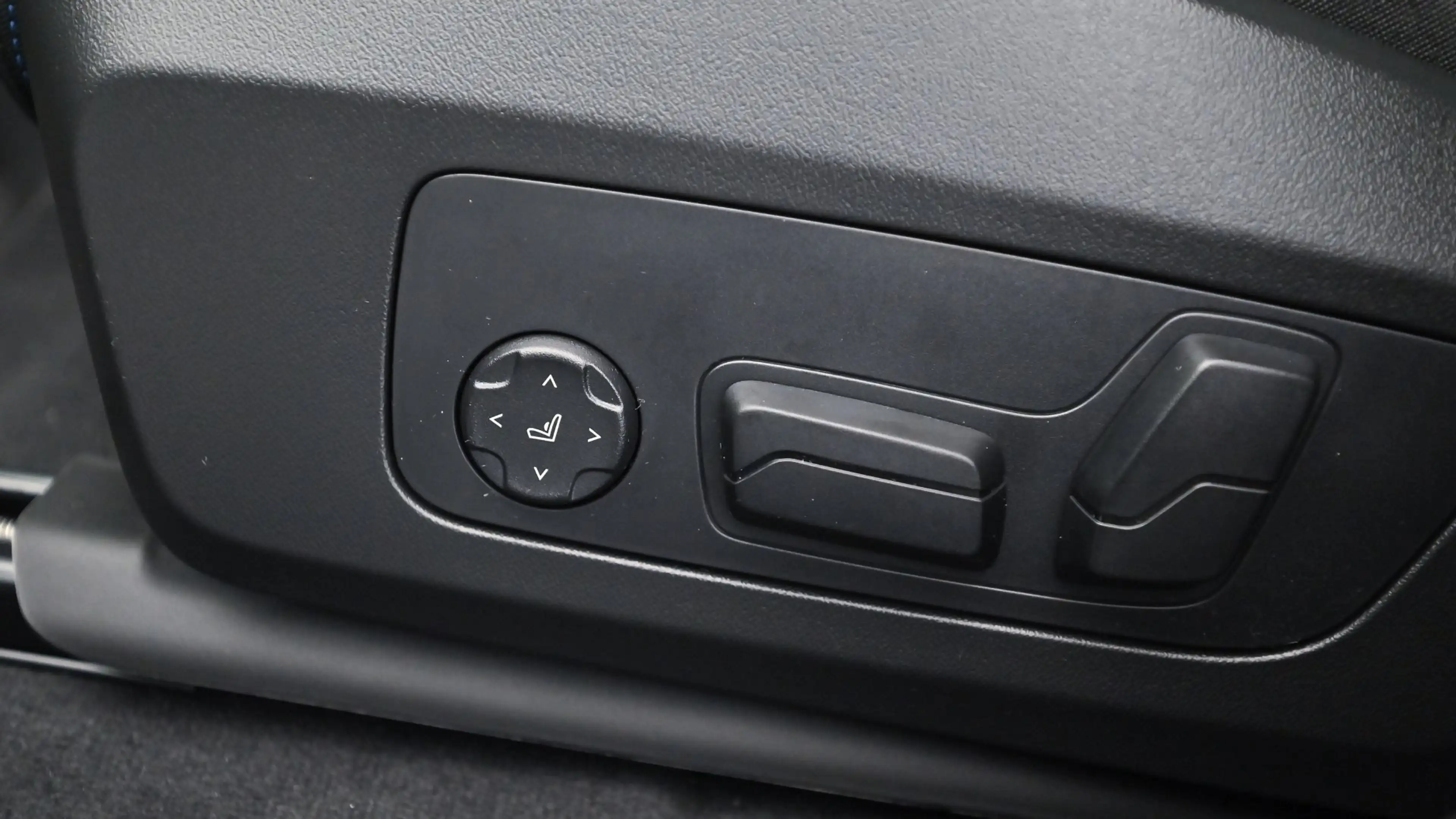 BMW iX2 eDrive20 — photo 15