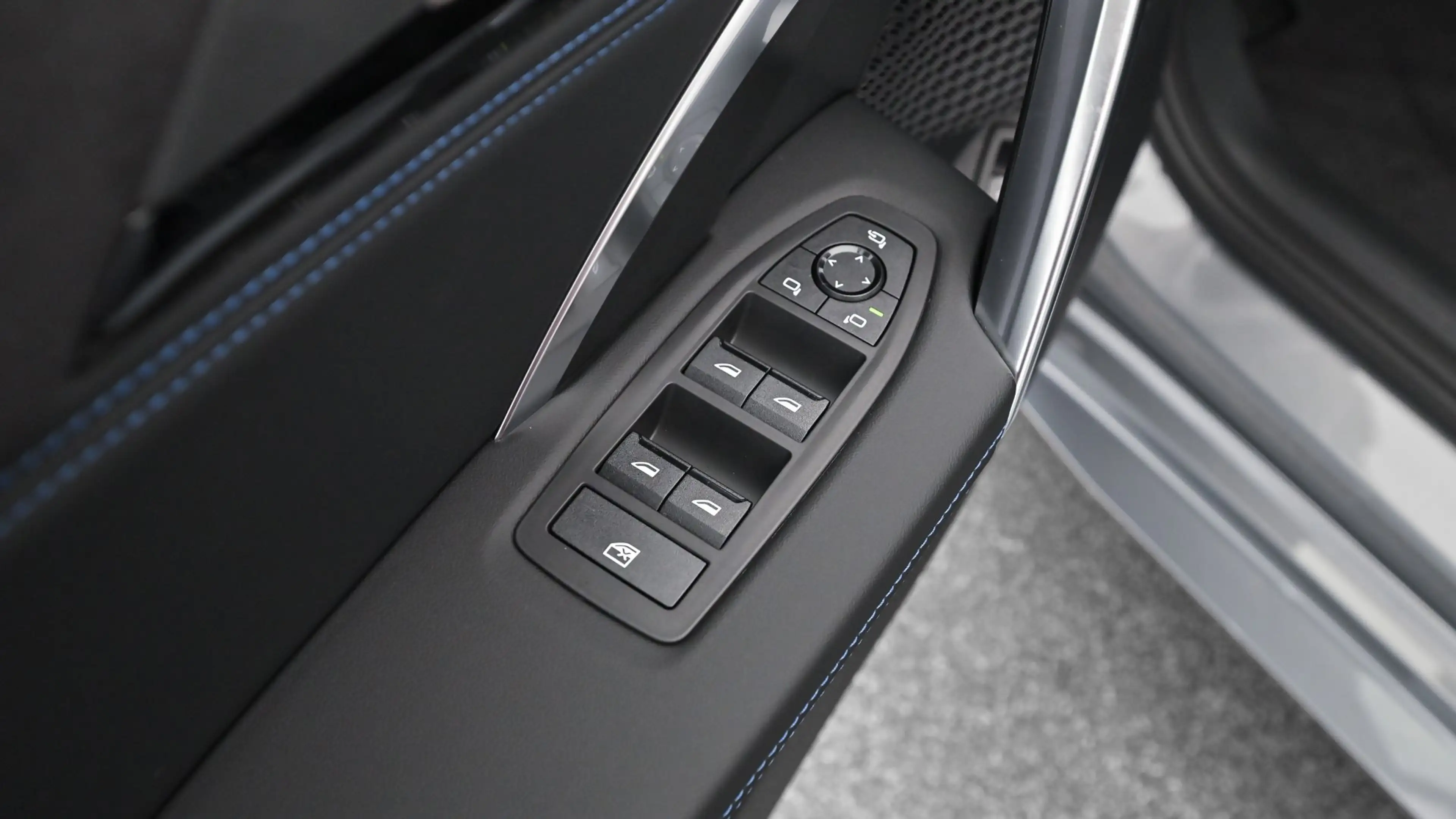 BMW iX2 eDrive20 — photo 14