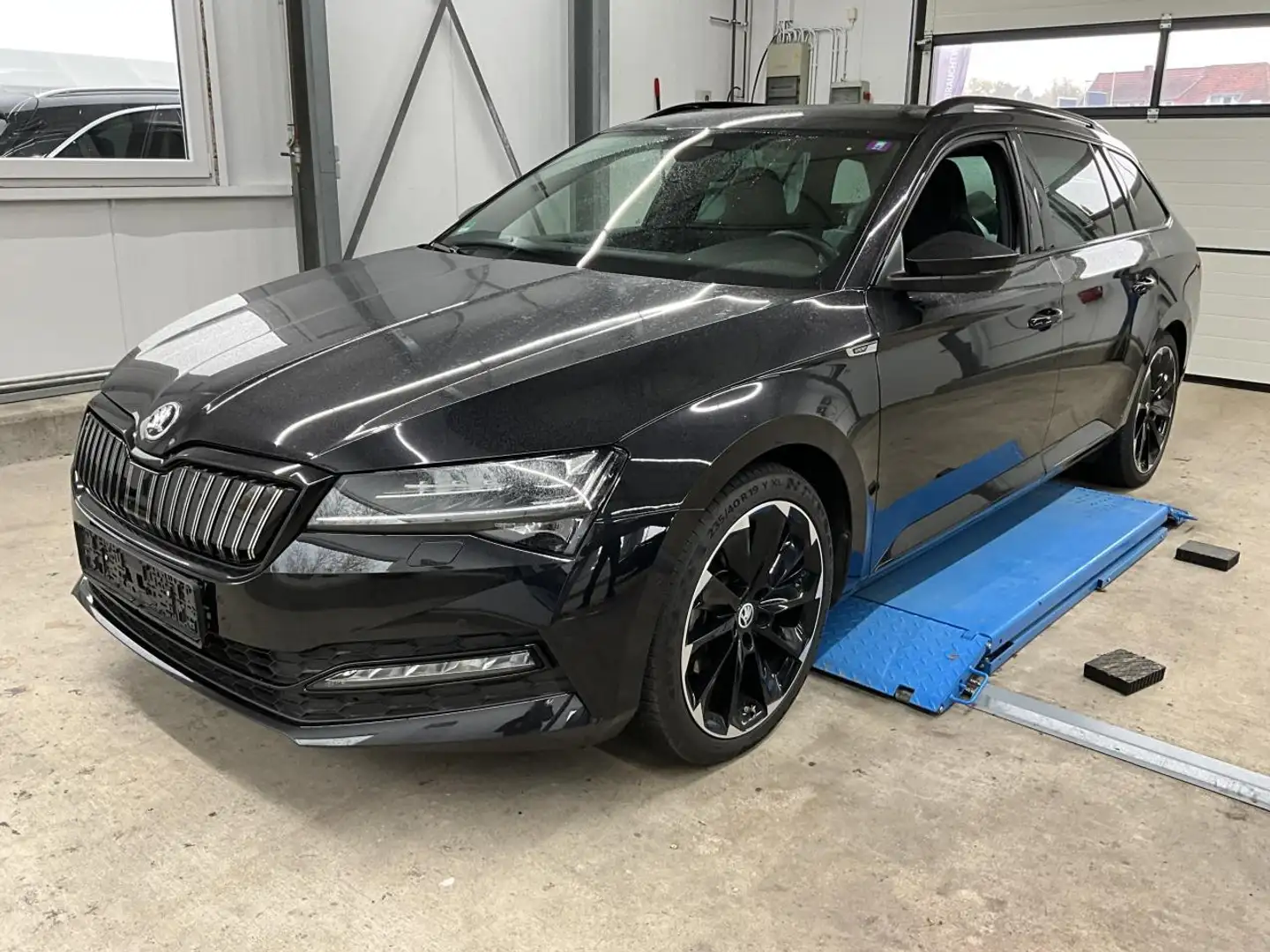 Skoda Superb Sportline iV 1.4 TSI*NAVI*SHZ*360°K*uvm Чёрный - 1