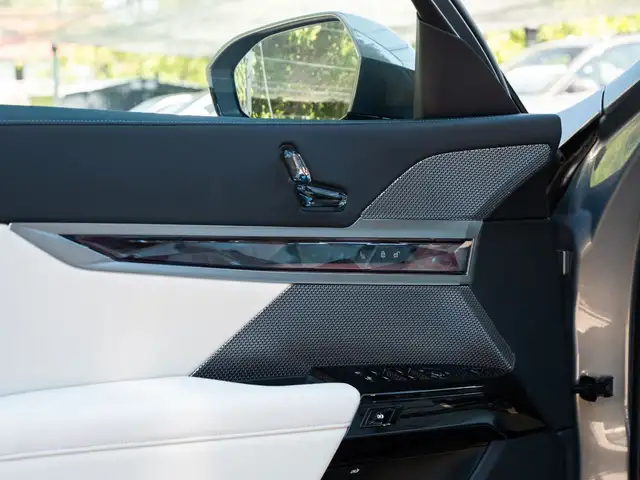 BMW 7 Series view 26