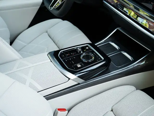 BMW 7 Series view 22